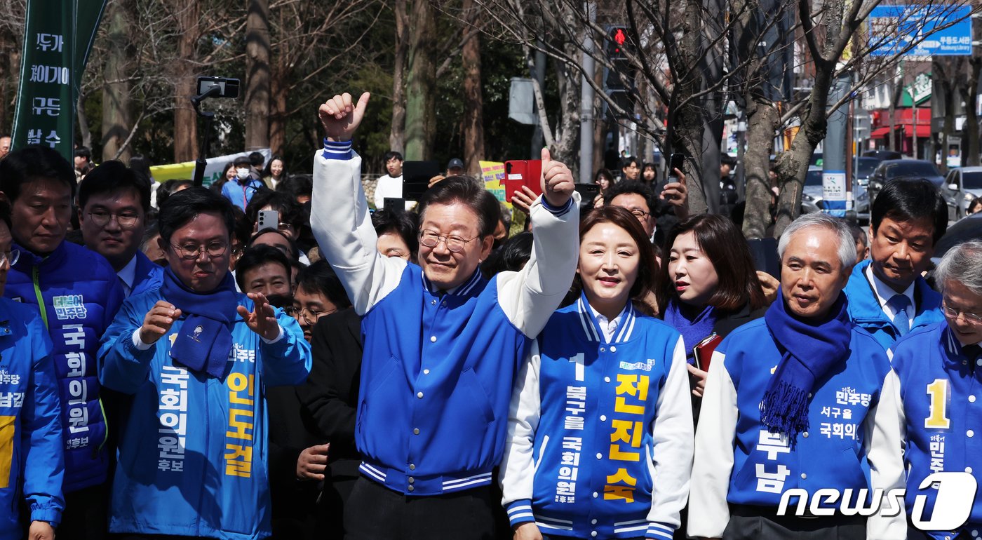 이재명 더불어민주당 대표가 21일 광주 전남대 후문에서 시민들에게 손들어 인사하고 있다. 2024.3.21/뉴스1 ⓒ News1 김태성 기자