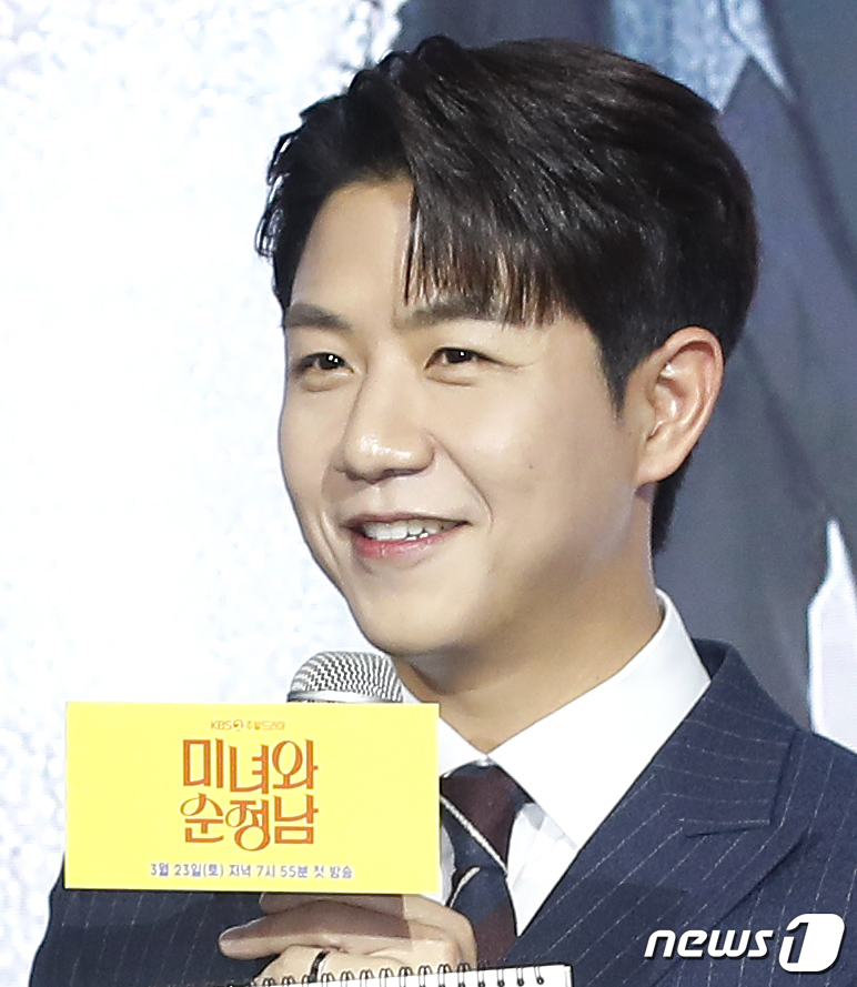 (서울=뉴스1) 권현진 기자 = 임지웅 아나운서가 21일 서울 상암 스탠포드호텔에서 열린 KBS 2TV 새 토일드라마 '미녀와 순정남'(극본 김사경/연출 홍석구) 제작발표회에서 진 …