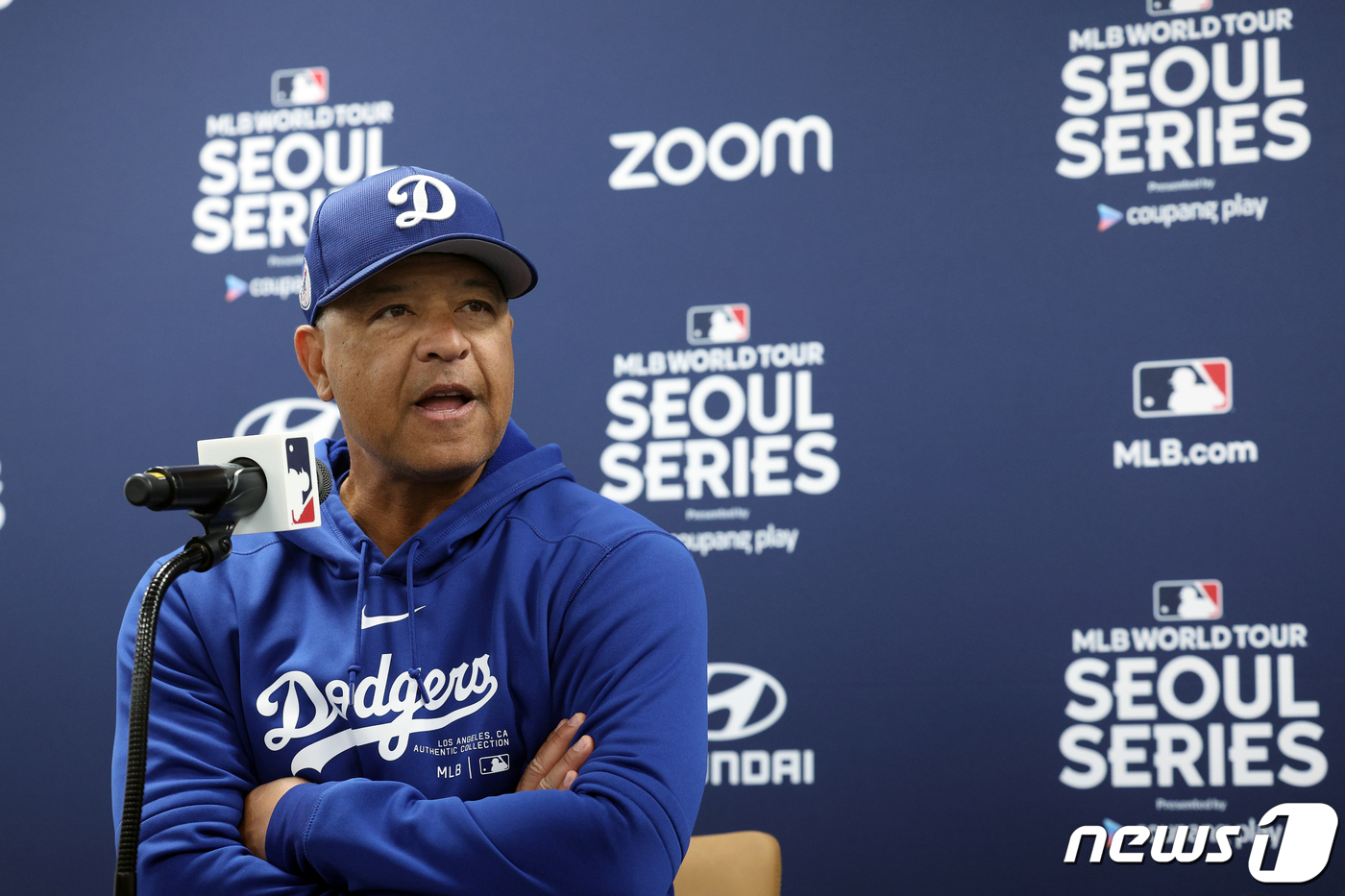 (서울=뉴스1) 박정호 기자 = LA 다저스 데이브 로버츠 감독이 미국프로야구(MLB) 공식 개막 서울시리즈 2차전이 예정된 21일 오후 서울 고척스카이돔에서 기자회견을 하고 있다 …