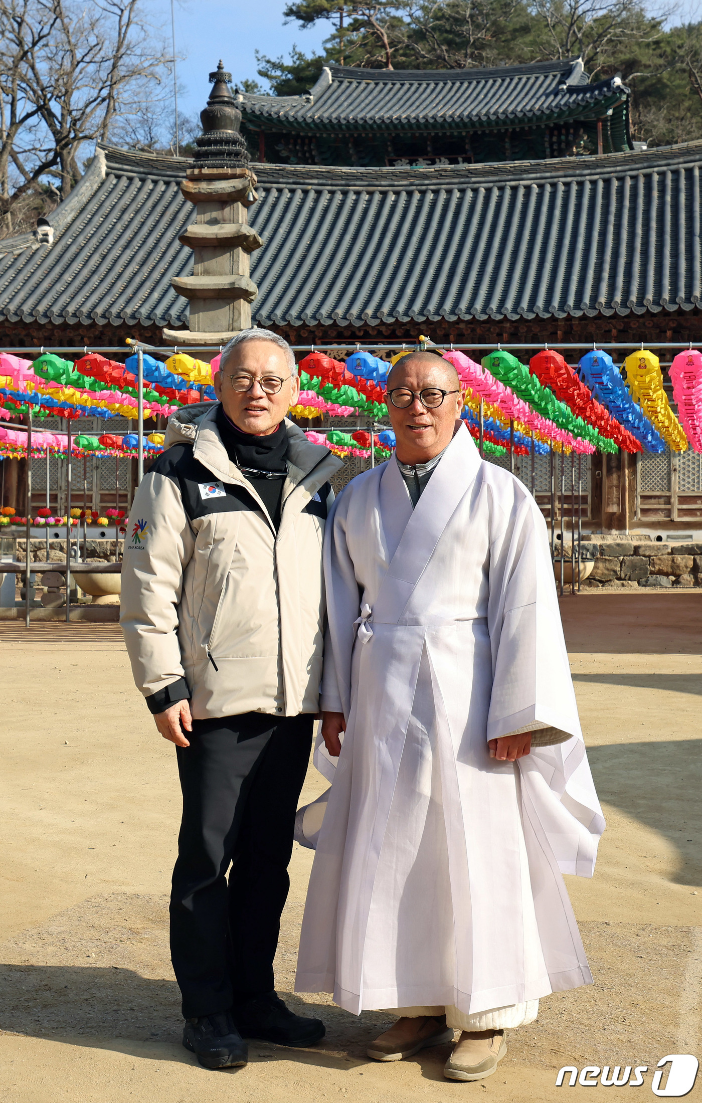 (서울=뉴스1) = 유인촌 문화체육관광부 장관이 21일 충남 공주시 마곡사를 방문해 주지 원경스님과 기념촬영을 하고 있다. (문화체육관광부 제공) 2024.3.21/뉴스1