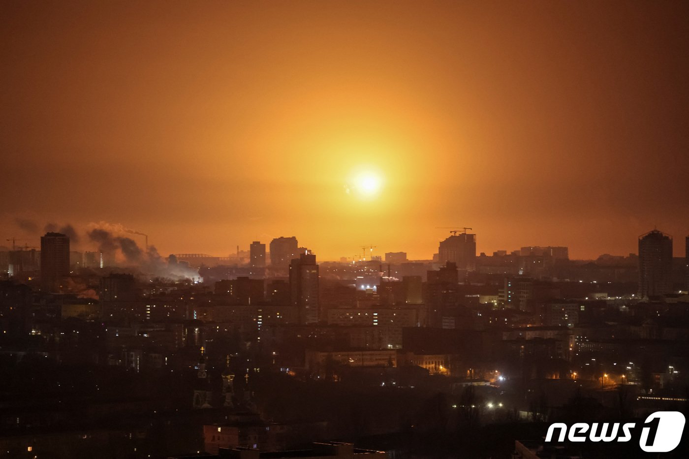 본문 이미지 - 21일(현지시간) 우크라이나 키이우에 러시아군이 발사한 미사일이 떨어지고 있다. 2024.03.21 ⓒ 로이터=뉴스1 ⓒ News1 정지윤 기자
