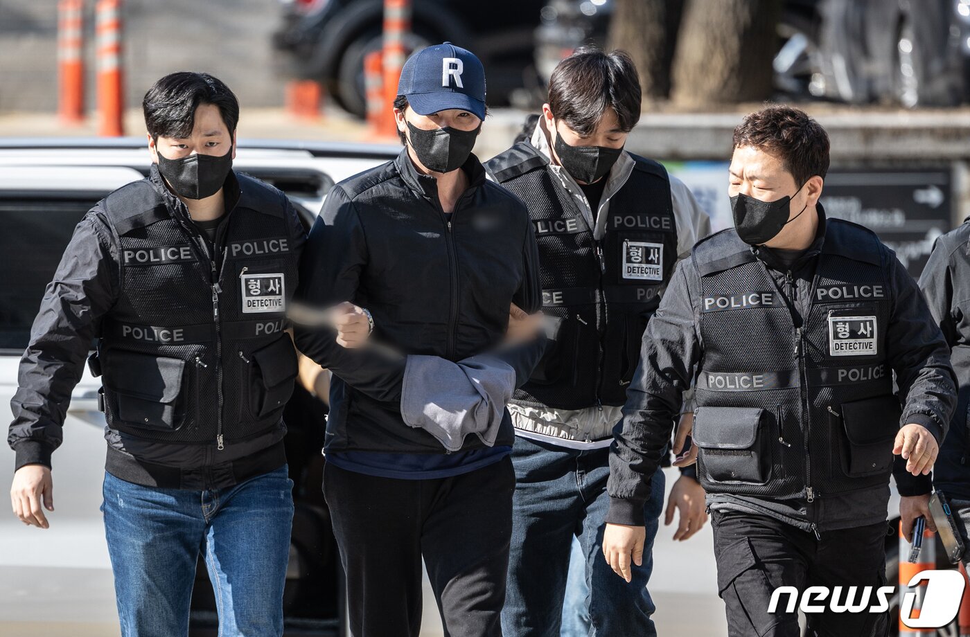 본문 이미지 - 전직 프로야구 선수 오재원 씨가 마약 투약 혐의로 체포된 2024년 3월 21일 서울 서초구 서울중앙지방법원에서 열린 구속 전 피의자 심문&#40;영장실질심사&#41;에 출석하고 있다. 2024.3.21/뉴스1 ⓒ News1 이재명 기자