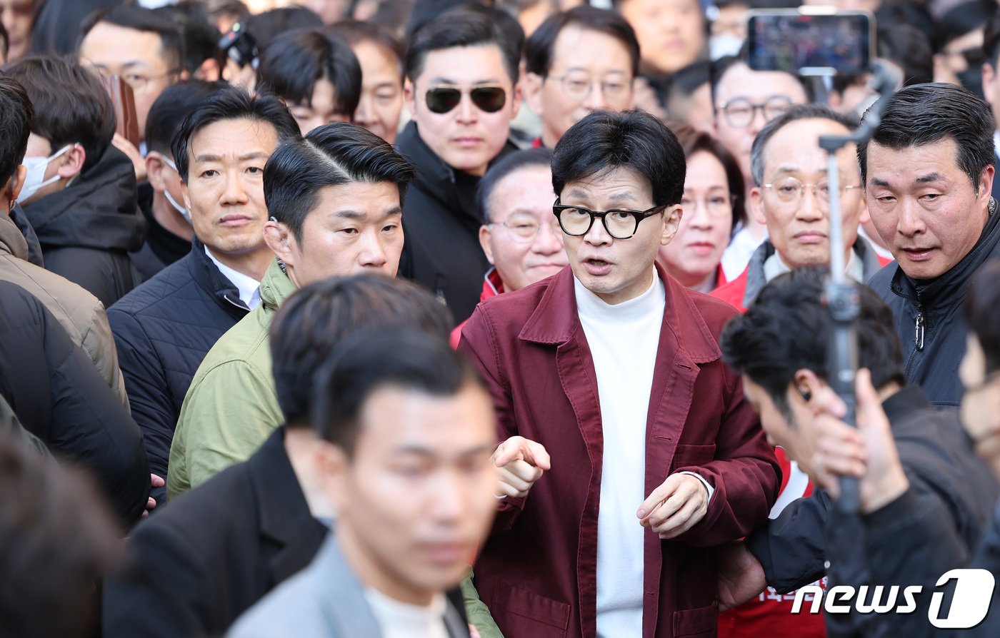 한동훈 국민의힘 총괄선대위원장이 21일 대구 중구 동성로에서 시민들과 인사를 나누고 있다. &#40;공동취재&#41; 2024.3.21/뉴스1 ⓒ News1 공정식 기자