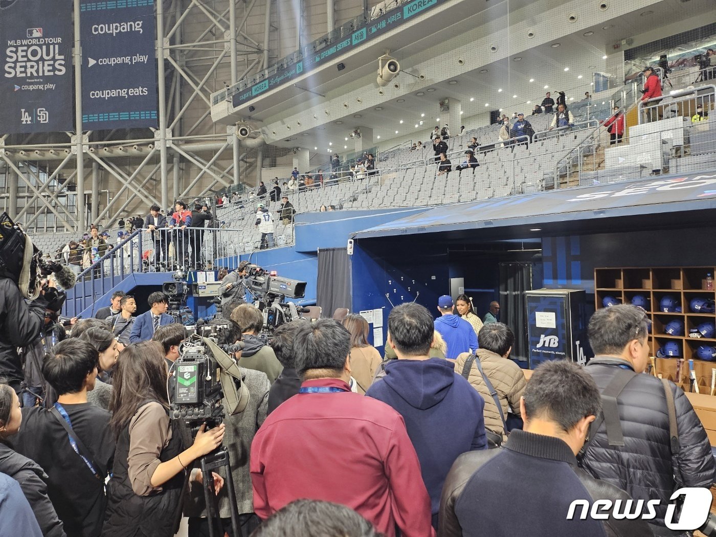 본문 이미지 - 21일 서울 고척 스카이돔에서 열리는 LA 다저스-샌디에이고 파드리스전을 앞두고 취재진이 다저스 더그아웃에 몰려있다. ⓒ News1