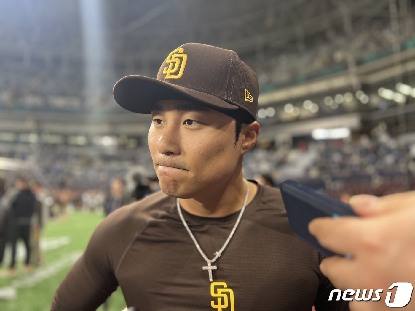 본문 이미지 - 샌디에이고 파드리스 김하성이 21일 서울 고척스카이돔에서 열리는 2024 메이저리그(MLB) 서울시리즈 LA 다저스전을 앞두고 취재진과 인터뷰를 하고 있다. 2024.3.21/뉴스1 ⓒ News1 이상철 기자
