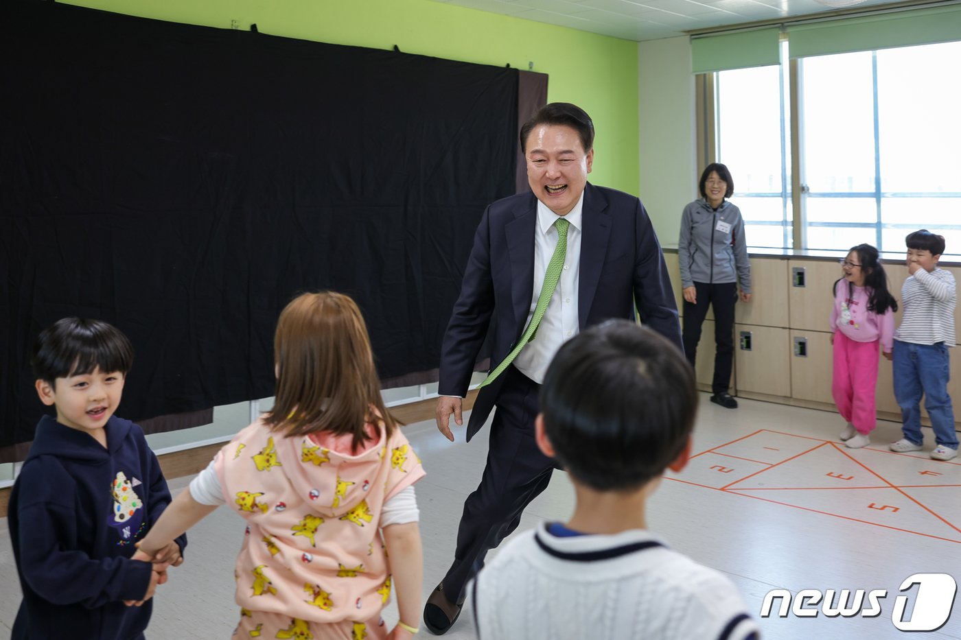 윤석열 대통령이 21일 오후 늘봄학교 초1 맞춤형 프로그램 참관을 위해 강원 원주시 명륜초등학교를 찾아 전래놀이 프로그램 진행 중인 교실에서 어린이들과 술래잡기 놀이를 하고 있다. &#40;대통령실 제공&#41; 2024.3.21/뉴스1 ⓒ News1 안은나 기자