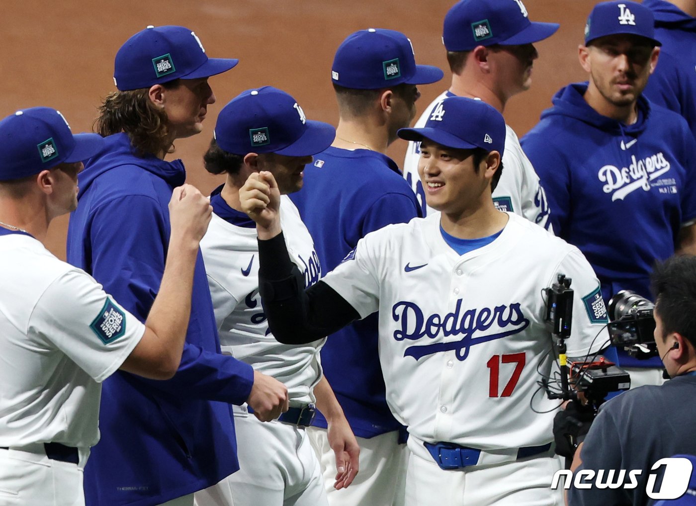 본문 이미지 - 21일 서울 구로구 고척스카이돔에서 열린 2024 미국 메이저리그(MLB) 월드투어 서울시리즈 공식 개막전 샌디에이고 파드리스와 LA 다저스의 2차전 경기, LA 오타니 쇼헤이가 그라운드에 입장하며 동료들과 주먹을 맞대고 있다. (공동취재) 2024.3.21/뉴스1 ⓒ News1 박정호 기자