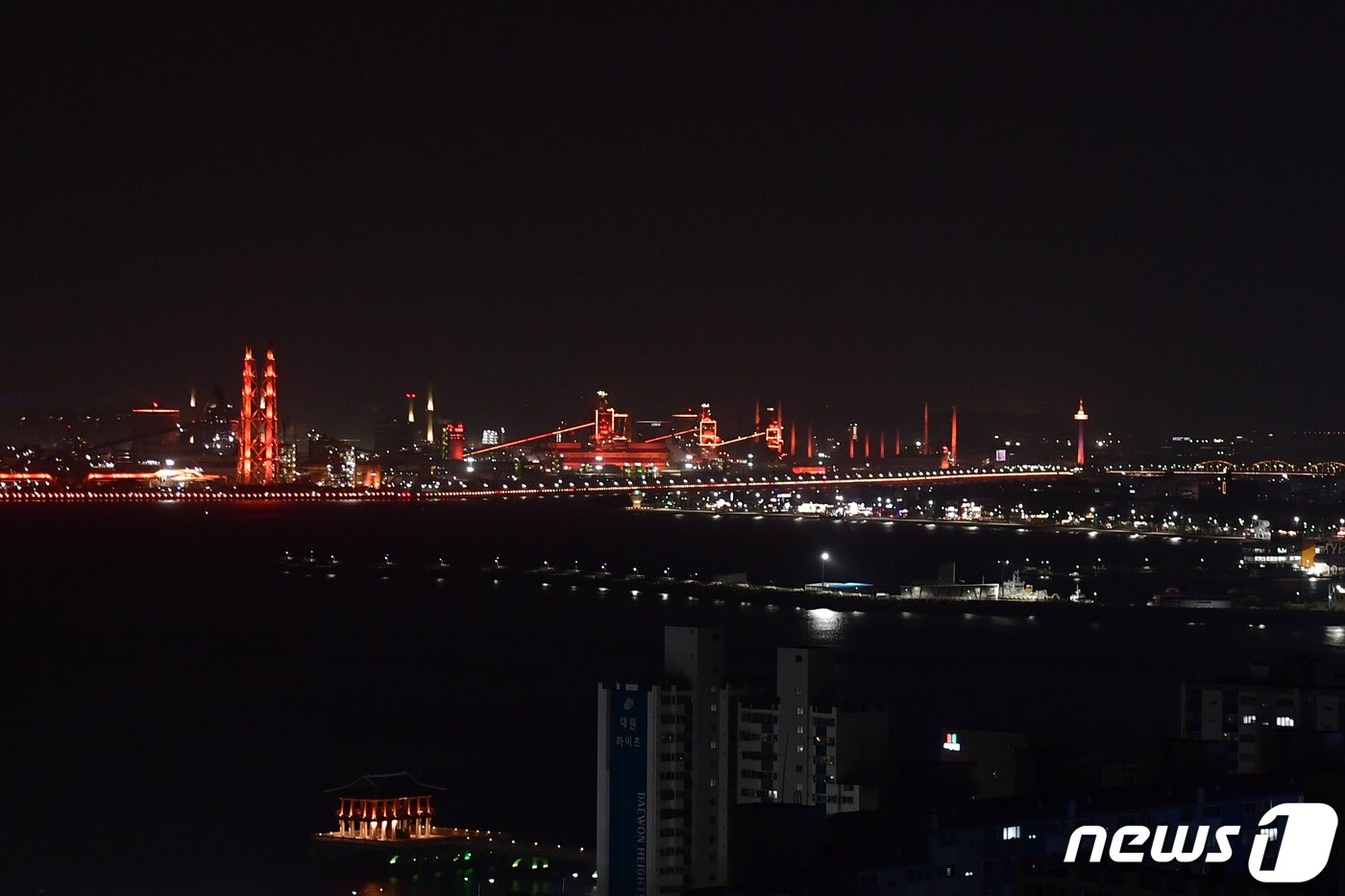 본문 이미지 - 21일 포스코 포항제철소 경관 조명이 밤바다를 밝히고 있다. 2024.3.21/뉴스1 ⓒ News1 최창호 기자