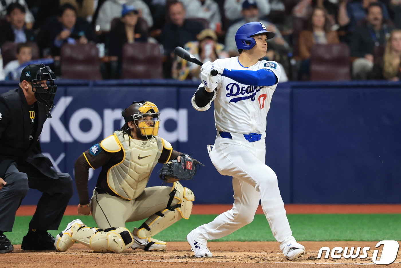 21일 서울 구로구 고척스카이돔에서 열린 2024 미국 메이저리그&#40;MLB&#41; 월드투어 서울시리즈 공식 개막전 샌디에이고 파드리스와 LA 다저스의 2차전 경기 1회말 1사 주자 없는 상황 다저스 오타니 쇼헤이가 우중간 안타를 날리고 있다. 2024.3.21/뉴스1 ⓒ News1 김진환 기자