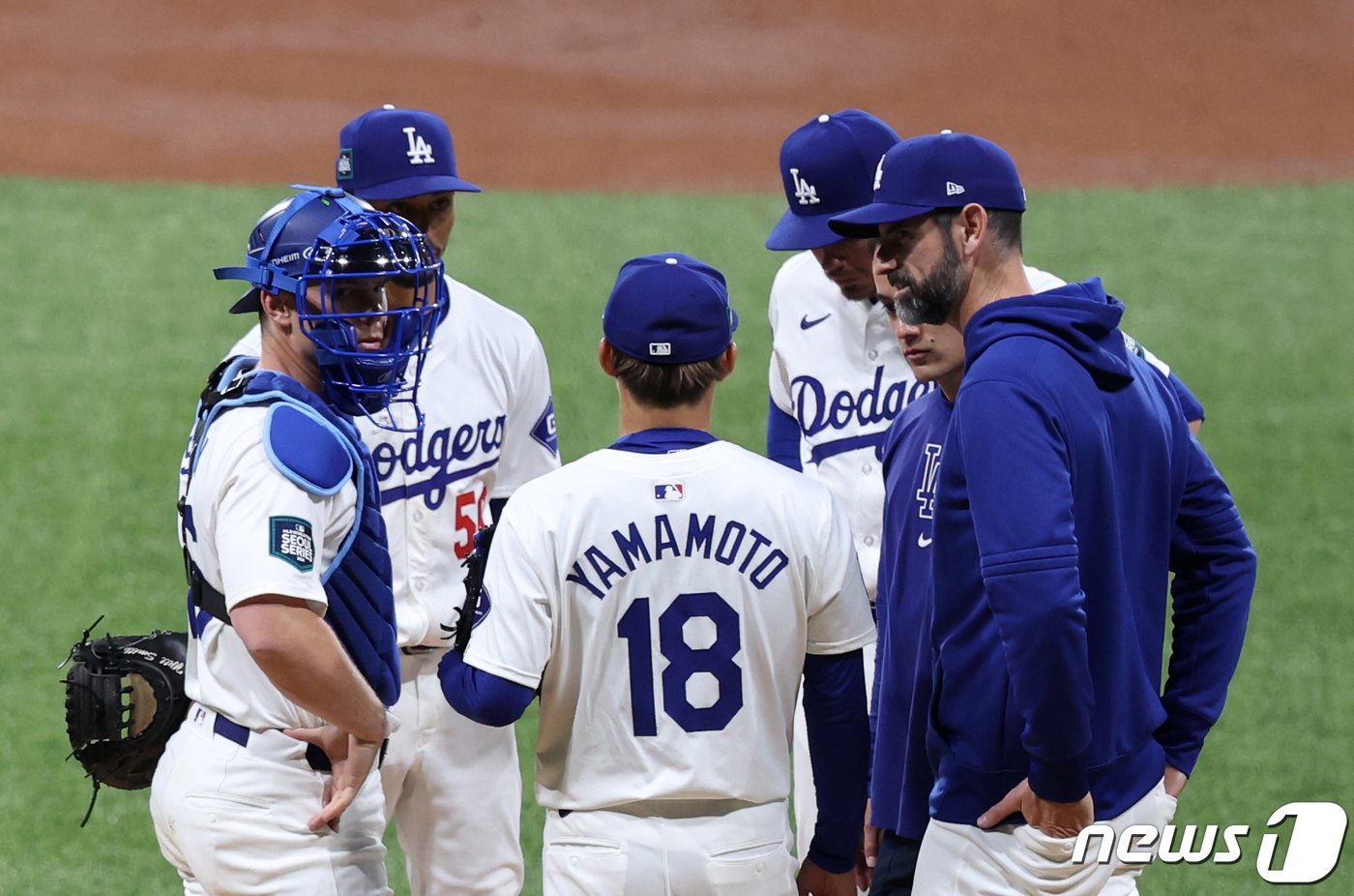 21일 서울 구로구 고척스카이돔에서 열린 2024 미국 메이저리그&#40;MLB&#41; 월드투어 서울시리즈 공식 개막전 샌디에이고 파드리스와 LA 다저스의 2차전 경기, LA 선발투수 야마모토 요시노부가 샌디에이고 1회초 공격 무사 주자 1, 3루 김하성 타석 때 마운드에 오른 코치진과 대화하고 있다. &#40;공동취재&#41; 2024.3.20/뉴스1 ⓒ News1 박정호 기자