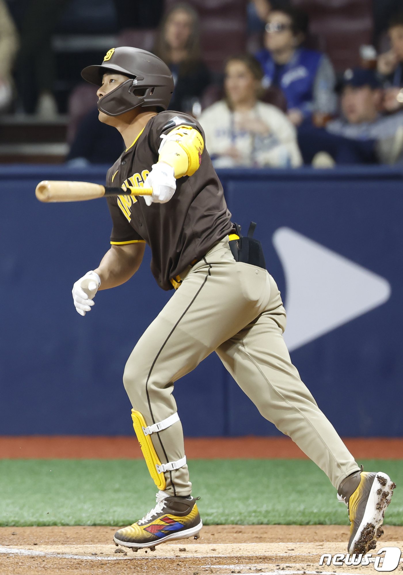 본문 이미지 - 21일 서울 구로구 고척스카이돔에서 열린 2024 미국 메이저리그(MLB) 월드투어 서울시리즈 공식 개막전 샌디에이고 파드리스와 LA 다저스의 2차전 경기, 샌디에이고 1회초 공격 무사 주자 1, 3루서 김하성이 1타점 희생타를 때리고 있다. (공동취재) 2024.3.21/뉴스1 ⓒ News1 박정호 기자