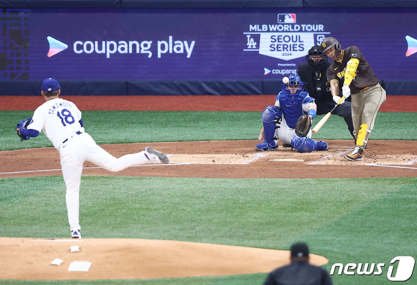 21일 서울 구로구 고척스카이돔에서 열린 2024 미국 메이저리그&#40;MLB&#41; 월드투어 서울시리즈 공식 개막전 샌디에이고 파드리스와 LA 다저스의 2차전 경기. 1회초 무사 주자 1,3루 상황에서 파드리스 김하성이 1타점 희생플라이 타구를 날리고 있다. &#40;공동취재&#41; 2024.3.21/뉴스1 ⓒ News1 박정호 기자