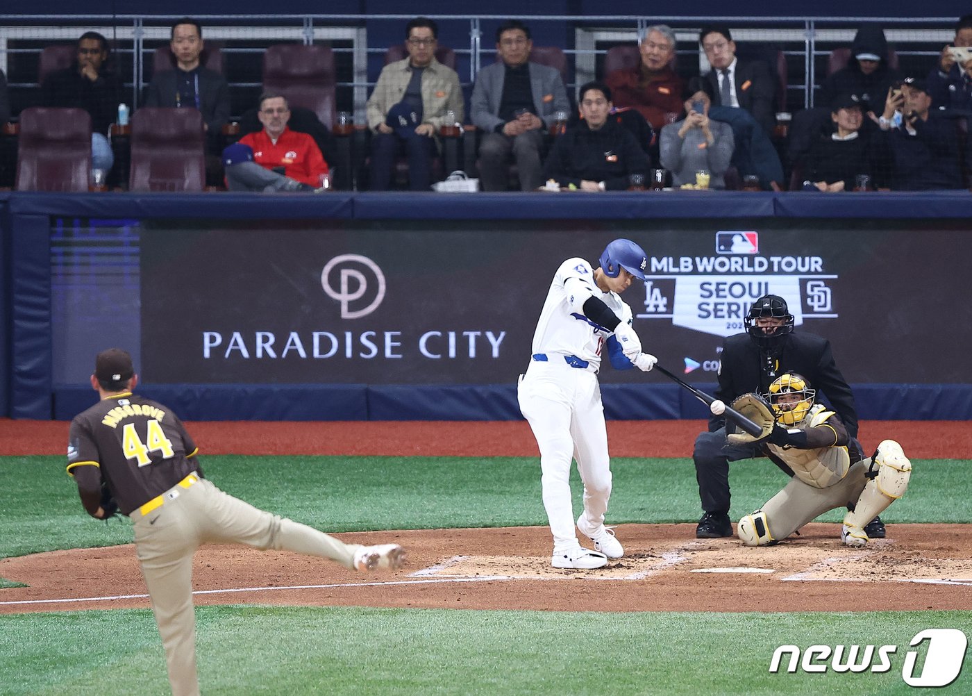 본문 이미지 - 21일 서울 구로구 고척스카이돔에서 열린 2024 미국 메이저리그(MLB) 월드투어 서울시리즈 공식 개막전 샌디에이고 파드리스와 LA 다저스의 2차전 경기. 1회말 1사 주자 없는 상황에서 다저스 오타니 쇼헤이가 안타를 치고 있다. (공동취재) 2024.3.21/뉴스1 ⓒ News1 박정호 기자