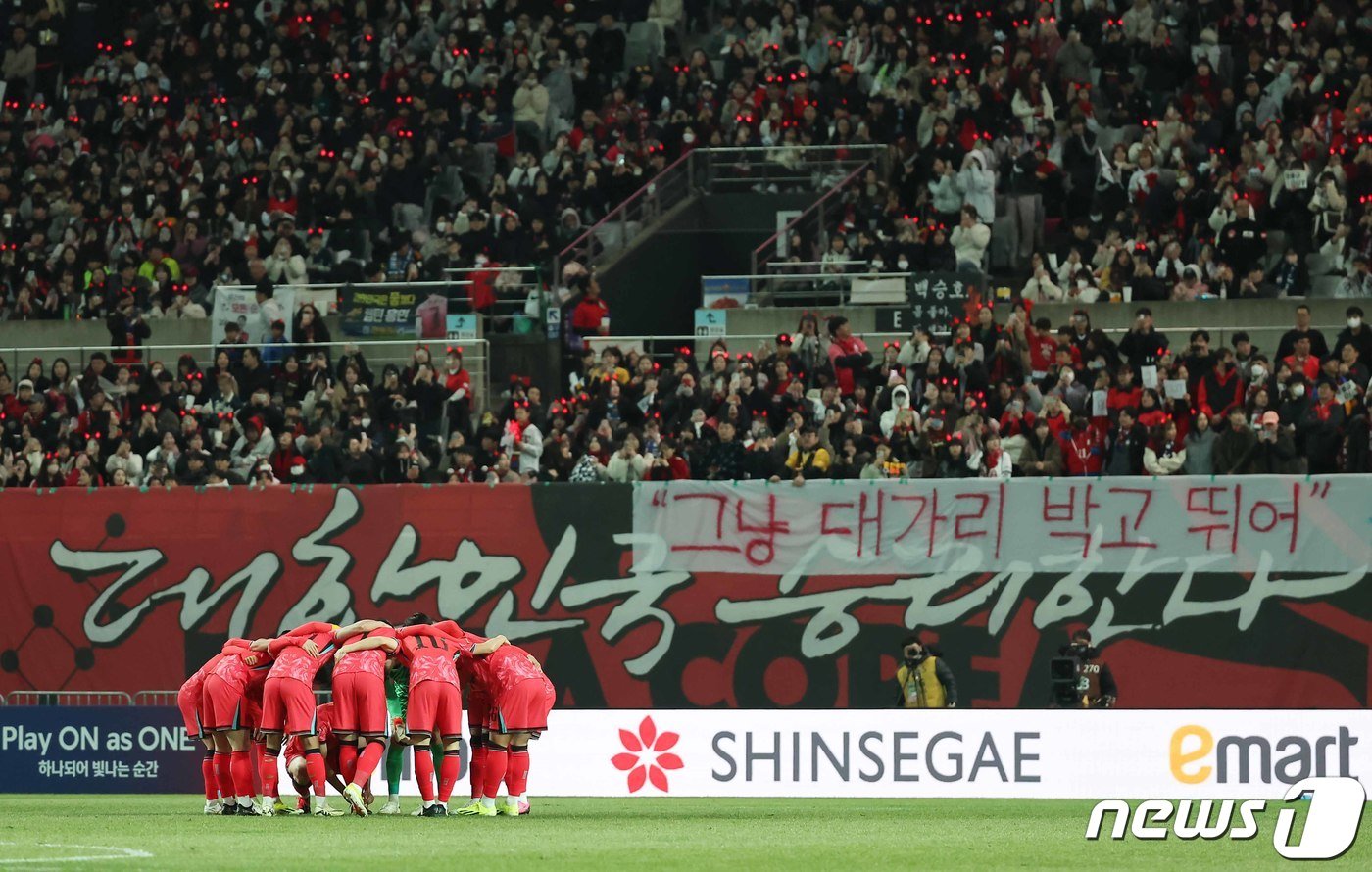 본문 이미지 - 21일 오후 서울 마포구 서울월드컵경기장에서 열린 2026 북중미 월드컵 아시아지역 2차예선 C조 조별리그 3차전 대한민국과 태국의 경기에서 축구 대표팀이 결의를 다지고 있다. 2024.3.21/뉴스1 ⓒ News1 김민지 기자