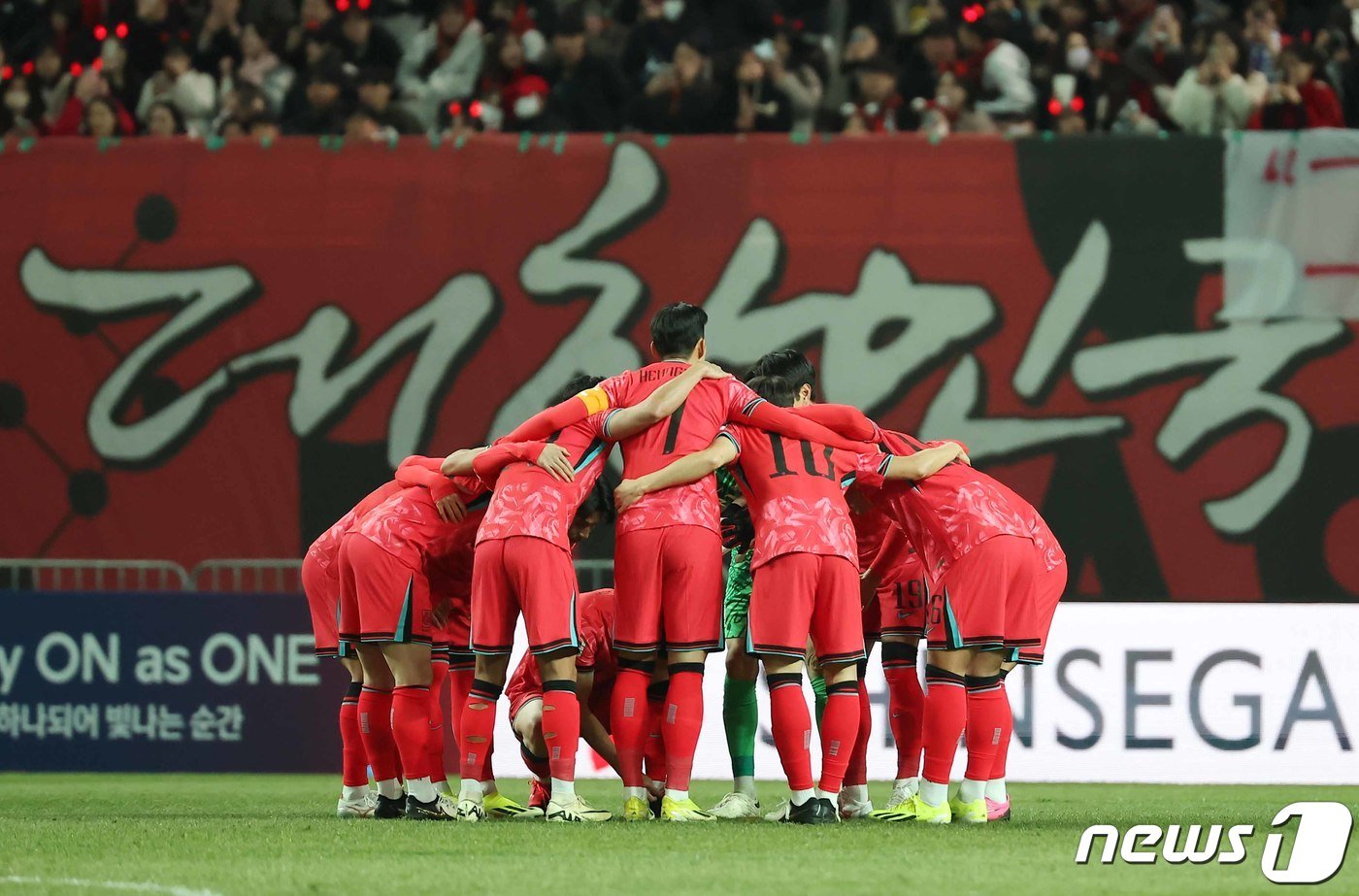 본문 이미지 - 21일 오후 서울 마포구 서울월드컵경기장에서 열린 2026 북중미 월드컵 아시아지역 2차예선 C조 조별리그 3차전 대한민국과 태국의 경기에서 축구 대표팀이 결의를 다지고 있다. 2024.3.21/뉴스1 ⓒ News1 김민지 기자