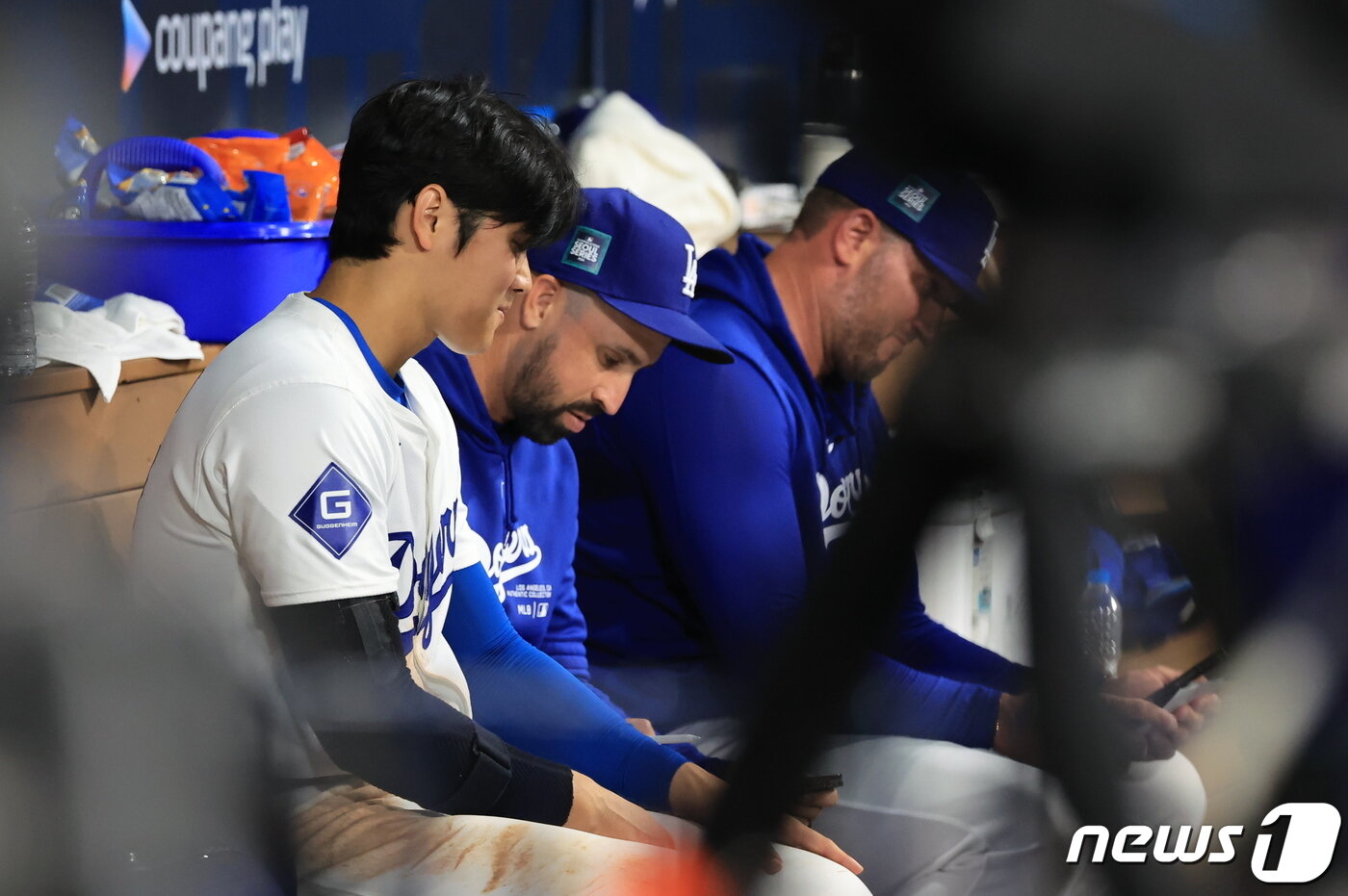 본문 이미지 - 21일 서울 구로구 고척스카이돔에서 열린 2024 미국 메이저리그&#40;MLB&#41; 월드투어 서울시리즈 공식 개막전 샌디에이고 파드리스와 LA 다저스의 2차전 경기에서 다저스 오타니 쇼헤이가 통역 없이 코칭스태프와 대화 나누고 있다. 2024.3.21/뉴스1 ⓒ News1 김진환 기자