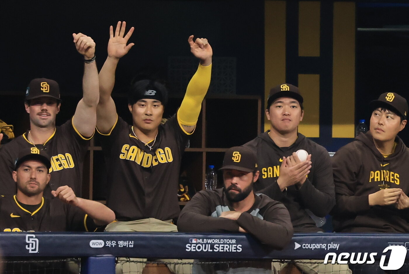 본문 이미지 - 21일 서울 구로구 고척스카이돔에서 열린 2024 미국 메이저리그&#40;MLB&#41; 월드투어 서울시리즈 공식 개막전 샌디에이고 파드리스와 LA 다저스의 2차전 경기에서 샌디에이고 김하성과 고우석이 더그아웃에서 경기를 지켜보고 있다. 2024.3.21/뉴스1 ⓒ News1 김진환 기자