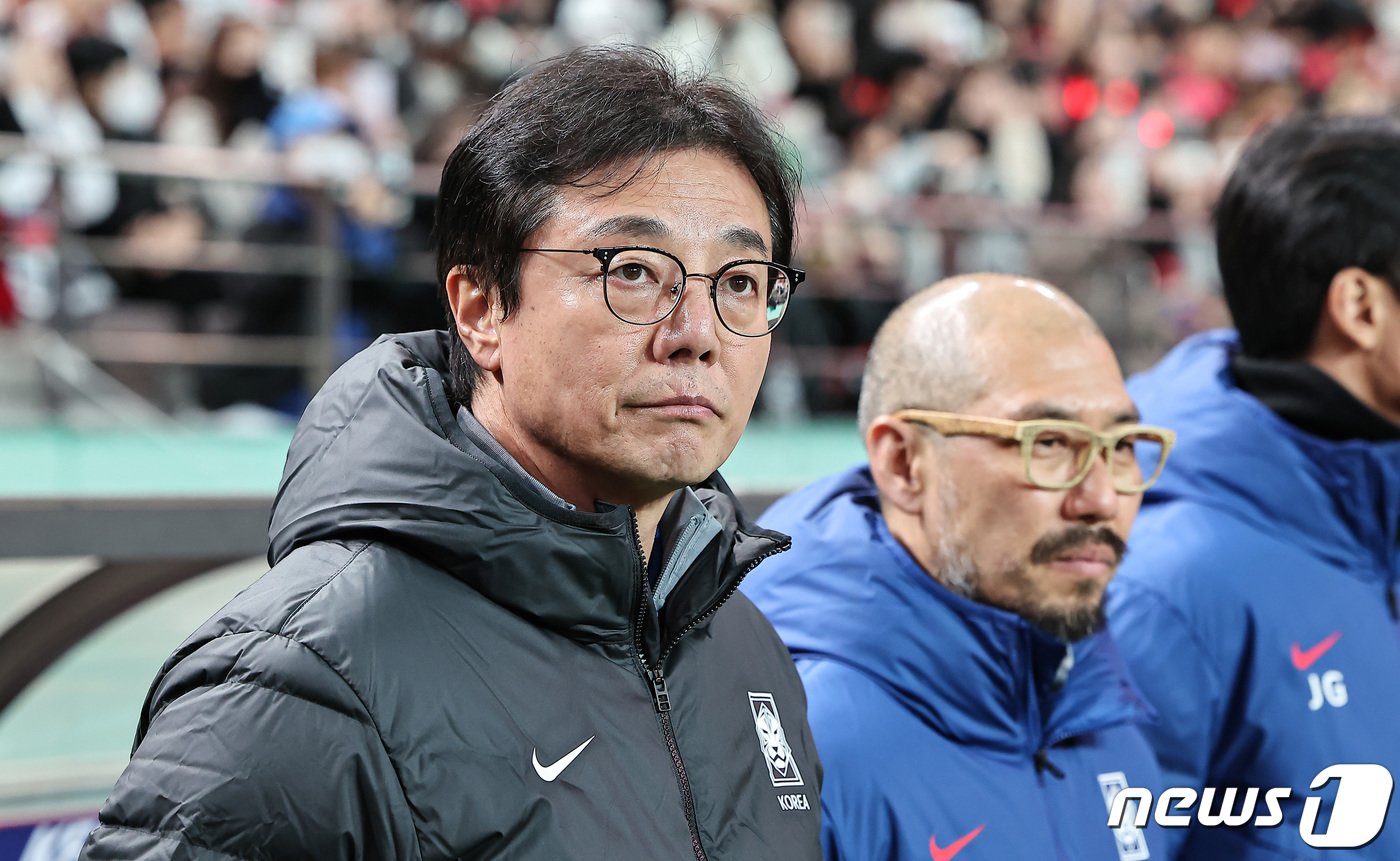 본문 이미지 - 황선홍 대한민국 축구대표팀 임시 감독이 21일 서울 마포구 서울월드컵경기장에서 열린 2026 FIFA 북중미 월드컵 아시아 지역 2차 예선 C조 조별리그 대한민국과 태국의 경기에서 그라운드를 바라보고 있다. 2024.3.21/뉴스1 ⓒ News1 김도우 기자
