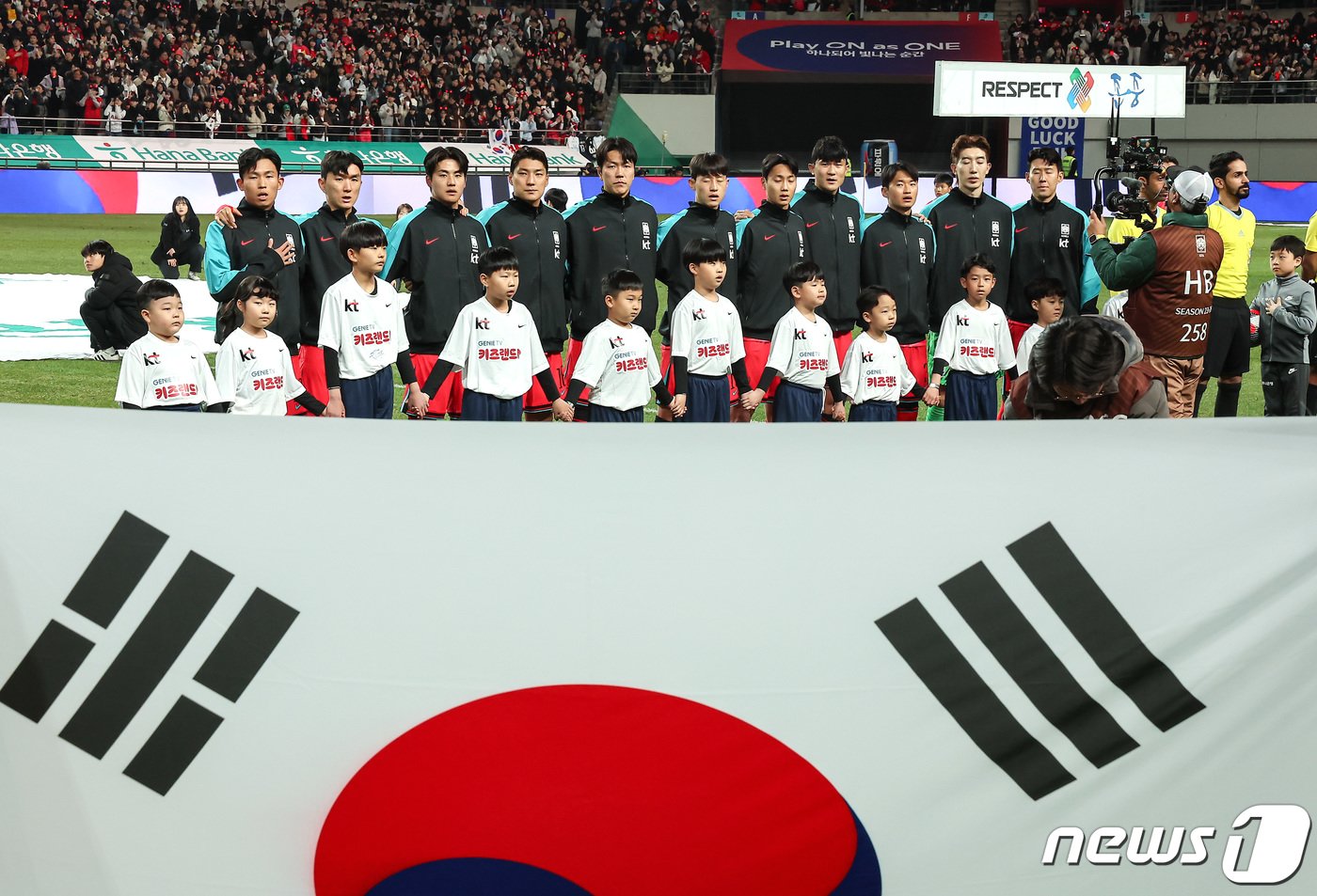 21일 서울 마포구 서울월드컵경기장에서 열린 2026 FIFA 북중미 월드컵 아시아 지역 2차 예선 C조 조별리그 대한민국과 태국의 경기 시작에 앞서 대한민국 축구 대표팀 선수들이 애국가를 제창하고 있다. 2024.3.21/뉴스1 ⓒ News1 김도우 기자