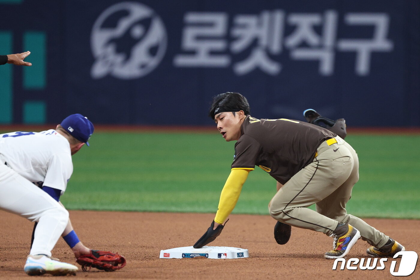 21일 서울 구로구 고척스카이돔에서 열린 2024 미국 메이저리그&#40;MLB&#41; 월드투어 서울시리즈 공식 개막전 샌디에이고 파드리스와 LA 다저스의 2차전 경기에서 샌디에이고 김하성이 4회초 1사 1루에서 2루 도루를 시도해 성공하고 있다. 2024.3.21/뉴스1 ⓒ News1 박정호 기자