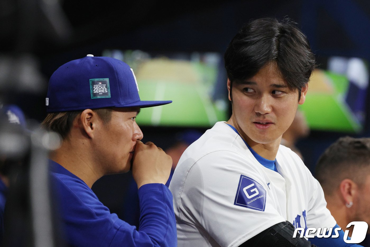 본문 이미지 - 21일 서울 구로구 고척스카이돔에서 열린 2024 미국 메이저리그(MLB) 월드투어 서울시리즈 공식 개막전 샌디에이고 파드리스와 LA 다저스의 2차전 경기에서 다저스 오타니 쇼헤이와 선발 등판했으나 1이닝 5실점으로 물러난 야마모토 요시노부가 대화를 나누고 있다. 2024.3.21/뉴스1 ⓒ News1 박정호 기자