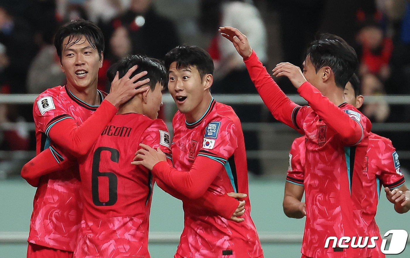 본문 이미지 - 21일 오후 서울 마포구 서울월드컵경기장에서 열린 2026 북중미 월드컵 아시아지역 2차예선 C조 조별리그 3차전 대한민국과 태국의 경기에서 손흥민이 선제골을 넣고 동료들과 기뻐하고 있다. 2024.3.21/뉴스1 ⓒ News1 김민지 기자