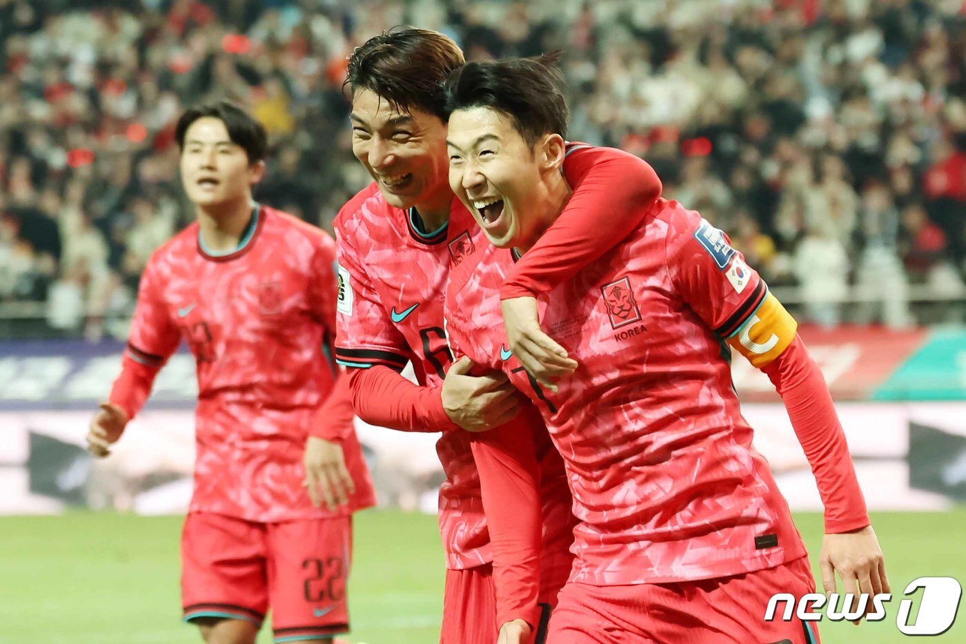 본문 이미지 - 21일 오후 서울 마포구 서울월드컵경기장에서 열린 2026 북중미 월드컵 아시아지역 2차예선 C조 조별리그 3차전 대한민국과 태국과의 경기에서 대한민국 손릉민이 첫 골을 성공시킨 뒤 주민규와 함께 기쁨을 나누고 있다. 2024.3.21/뉴스1 ⓒ News1 민경석 기자