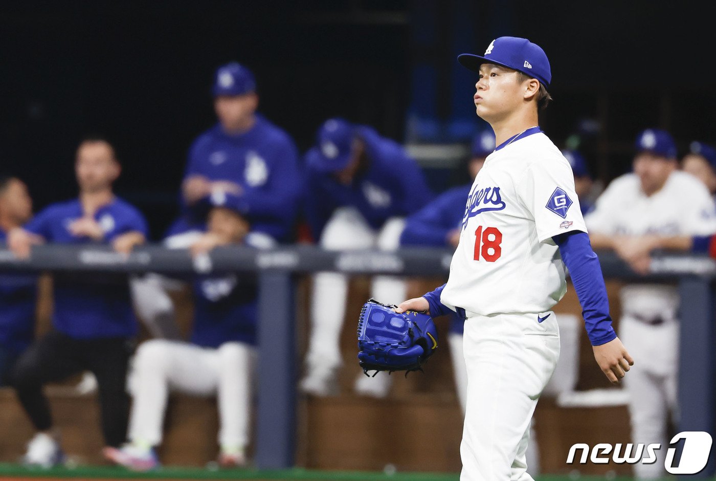 본문 이미지 - 21일 서울 구로구 고척스카이돔에서 열린 2024 미국 메이저리그(MLB) 월드투어 서울시리즈 공식 개막전 샌디에이고 파드리스와 LA 다저스의 2차전 경기, 1회초 이닝을 마친 LA다저스 야마모토 요시노부가 한숨을 쉬고 있다. (공동취재) 2024.3.21/뉴스1 ⓒ News1 김진환 기자
