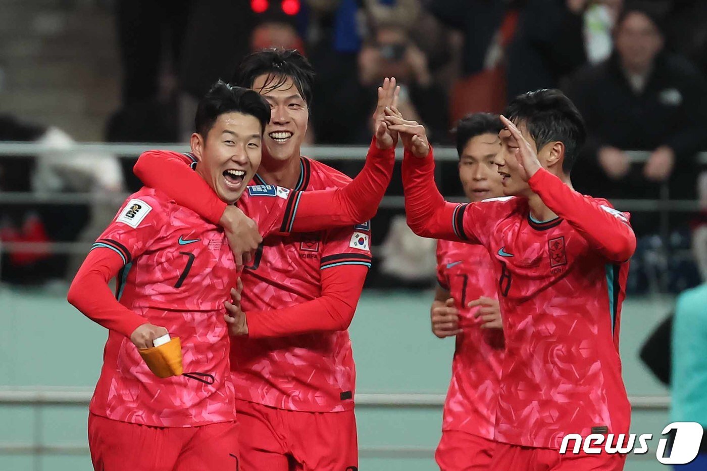 본문 이미지 - 21일 오후 서울 마포구 서울월드컵경기장에서 열린 2026 북중미 월드컵 아시아지역 2차예선 C조 조별리그 3차전 대한민국과 태국의 경기에서 손흥민이 선제골을 넣고 동료들과 기뻐하고 있다. 2024.3.21/뉴스1 ⓒ News1 김민지 기자