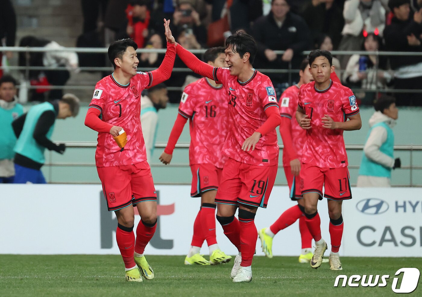 본문 이미지 - 3차 예선 진출을 확정한 한국 축구대표팀./ /뉴스1 ⓒ News1 김민지 기자