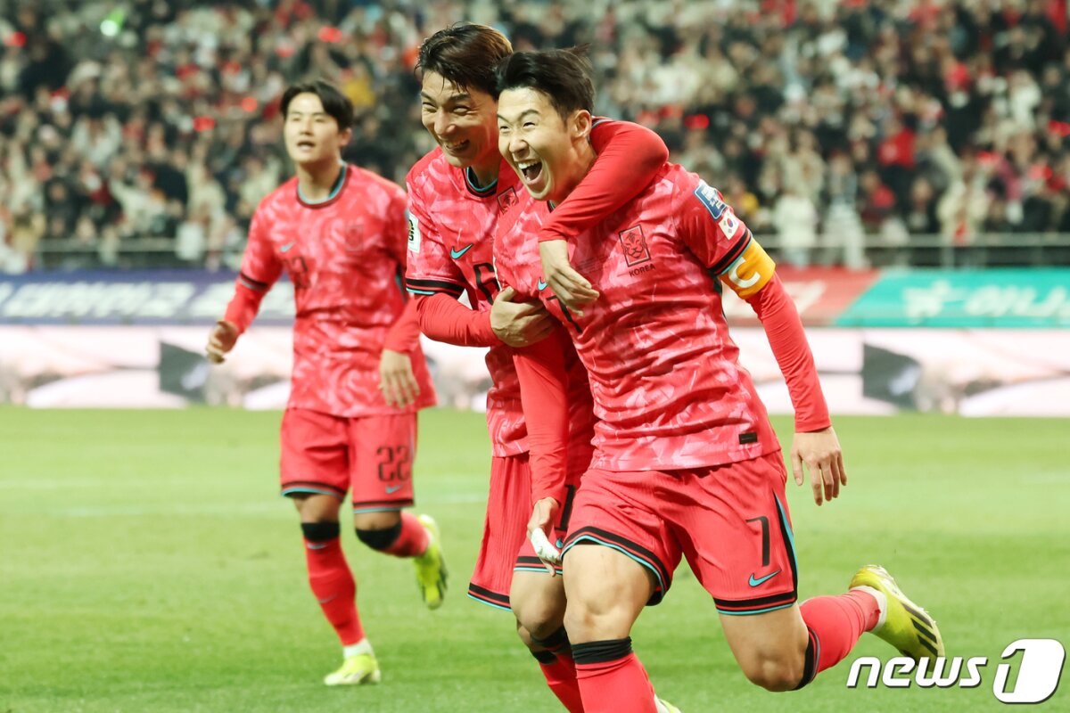 21일 오후 서울 마포구 서울월드컵경기장에서 열린 2026 북중미 월드컵 아시아지역 2차예선 C조 조별리그 3차전 대한민국과 태국과의 경기에서 대한민국 손흥민이 첫 골을 성공시킨 뒤 주민규와 함께 기쁨을 나누고 있다. 2024.3.21/뉴스1 © News1 민경석 기자
