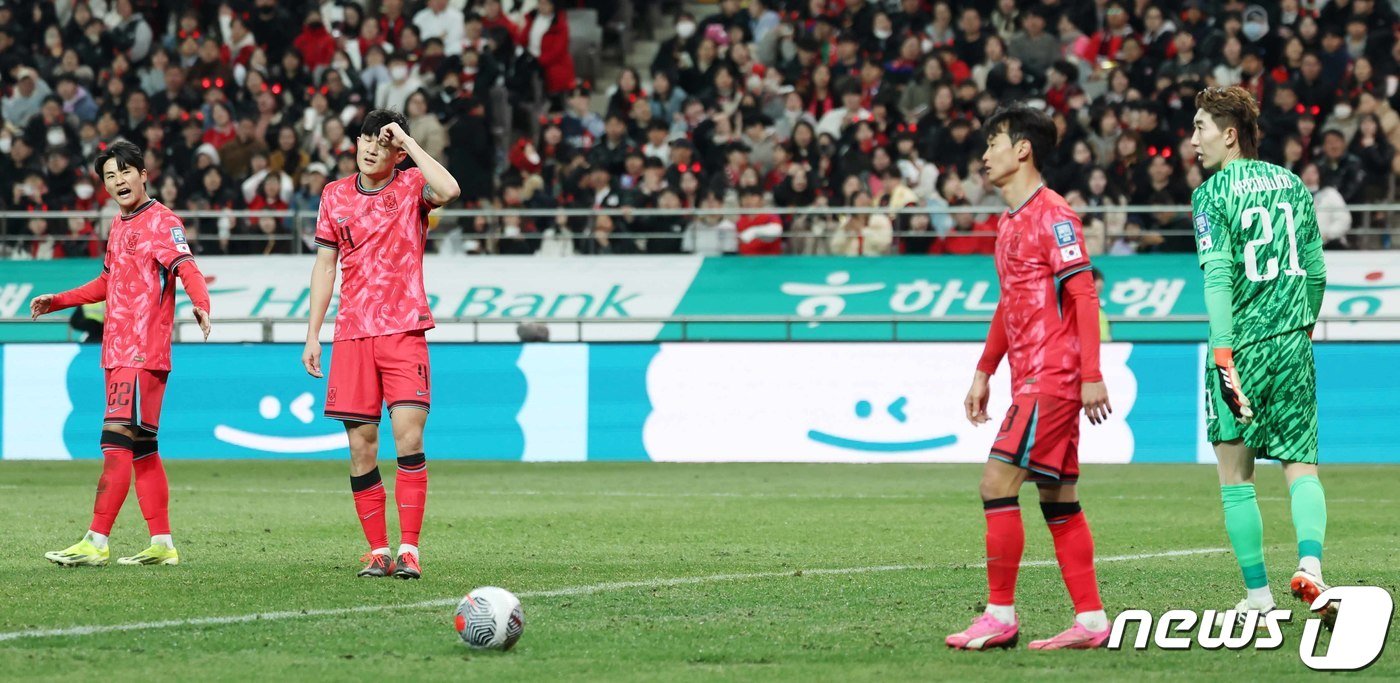 본문 이미지 - 태국과의 홈경기서 실점한 뒤 아쉬워하는 선수들.  2024.3.21/뉴스1 ⓒ News1 민경석 기자
