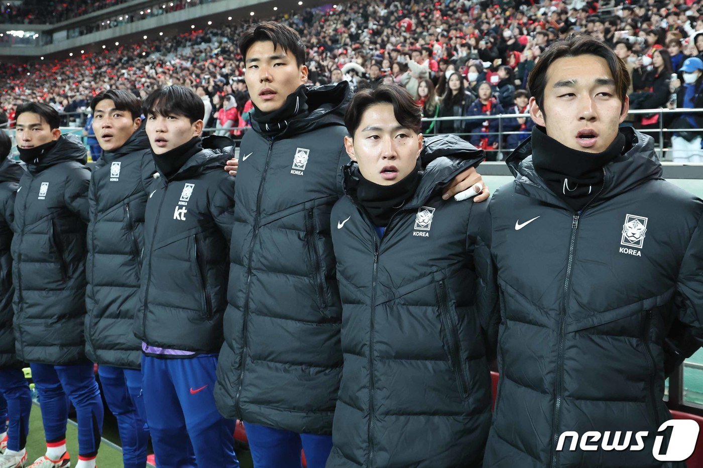 본문 이미지 - 21일 오후 서울 마포구 서울월드컵경기장에서 열린 2026 북중미 월드컵 아시아지역 2차예선 C조 조별리그 3차전 대한민국과 태국과의 경기 시작에 앞서 이강인을 비롯한 대한민국 코치진 및 선수들이 애국가를 제창하고 있다. 2024.3.21/뉴스1 ⓒ News1 민경석 기자