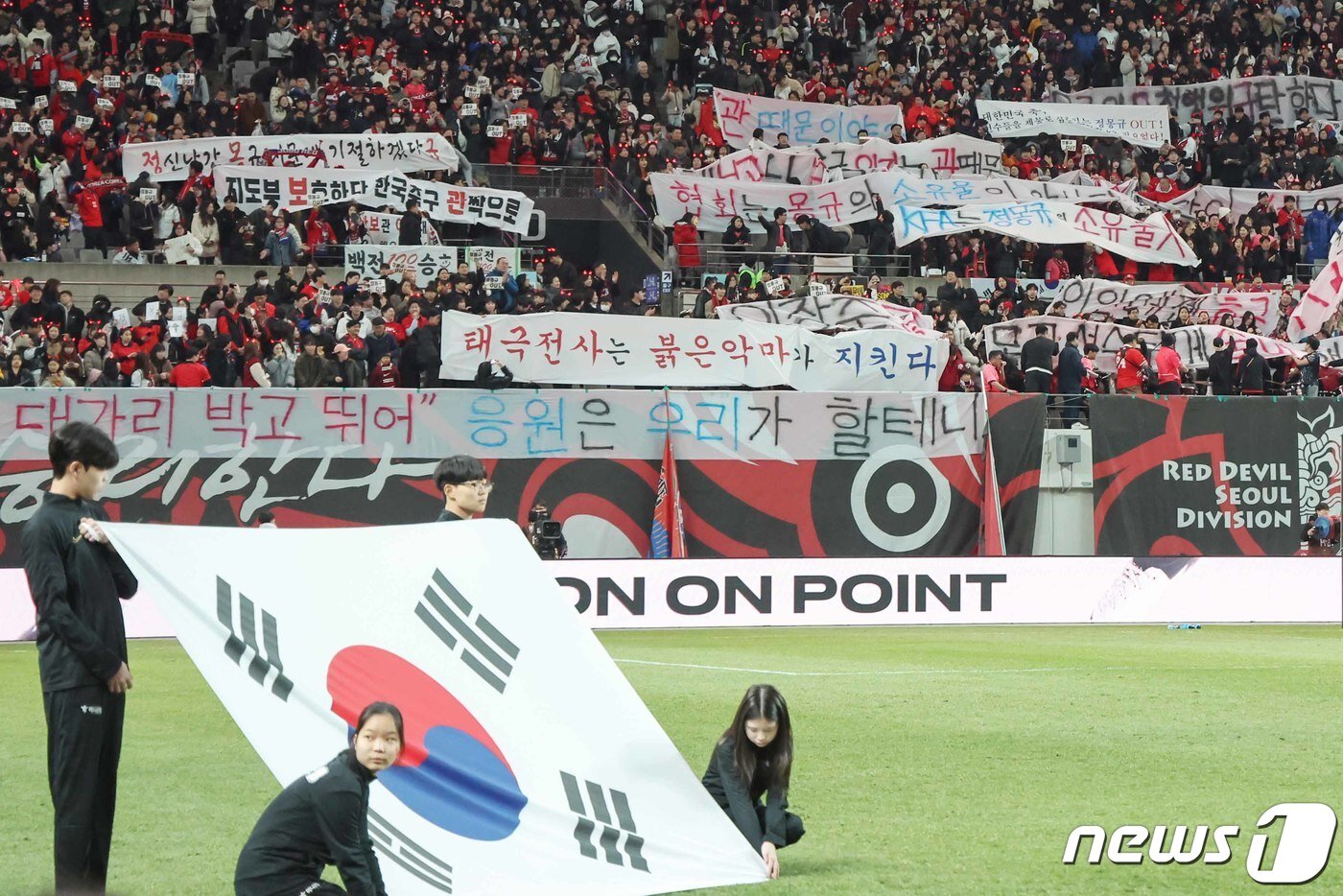 본문 이미지 - 21일 오후 서울 마포구 서울월드컵경기장에서 열린 2026 북중미 월드컵 아시아지역 2차예선 C조 조별리그 3차전 대한민국과 태국과의 경기를 찾은 붉은 악마 응원단이 정몽규 대한축구협회 회장을 향한 항의 문구를 담은 현수막을 펼쳐들고 있다. 2024.3.21/뉴스1 ⓒ News1 민경석 기자