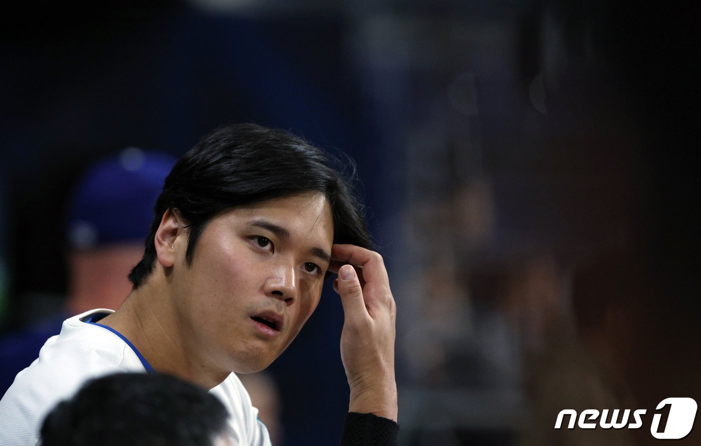 본문 이미지 - 21일 서울 구로구 고척스카이돔에서 열린 2024 미국 메이저리그(MLB) 월드투어 서울시리즈 공식 개막전 샌디에이고 파드리스와 LA 다저스의 2차전 경기에서 다저스 오타니 쇼헤이가 더그아웃에서 숨을 돌리고 있다. 2024.3.21/뉴스1 ⓒ News1 박정호 기자