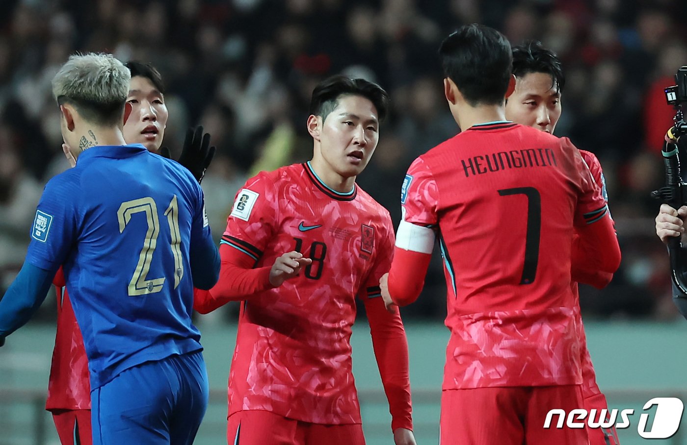 본문 이미지 - 21일 오후 서울 마포구 서울월드컵경기장에서 열린 2026 북중미 월드컵 아시아지역 2차예선 C조 조별리그 3차전 대한민국과 태국의 경기에서 1대1 무승부를 거둔 손흥민과 이강인 등 선수들이 서로를 격려하고 있다.. 2024.3.21/뉴스1 ⓒ News1 김민지 기자