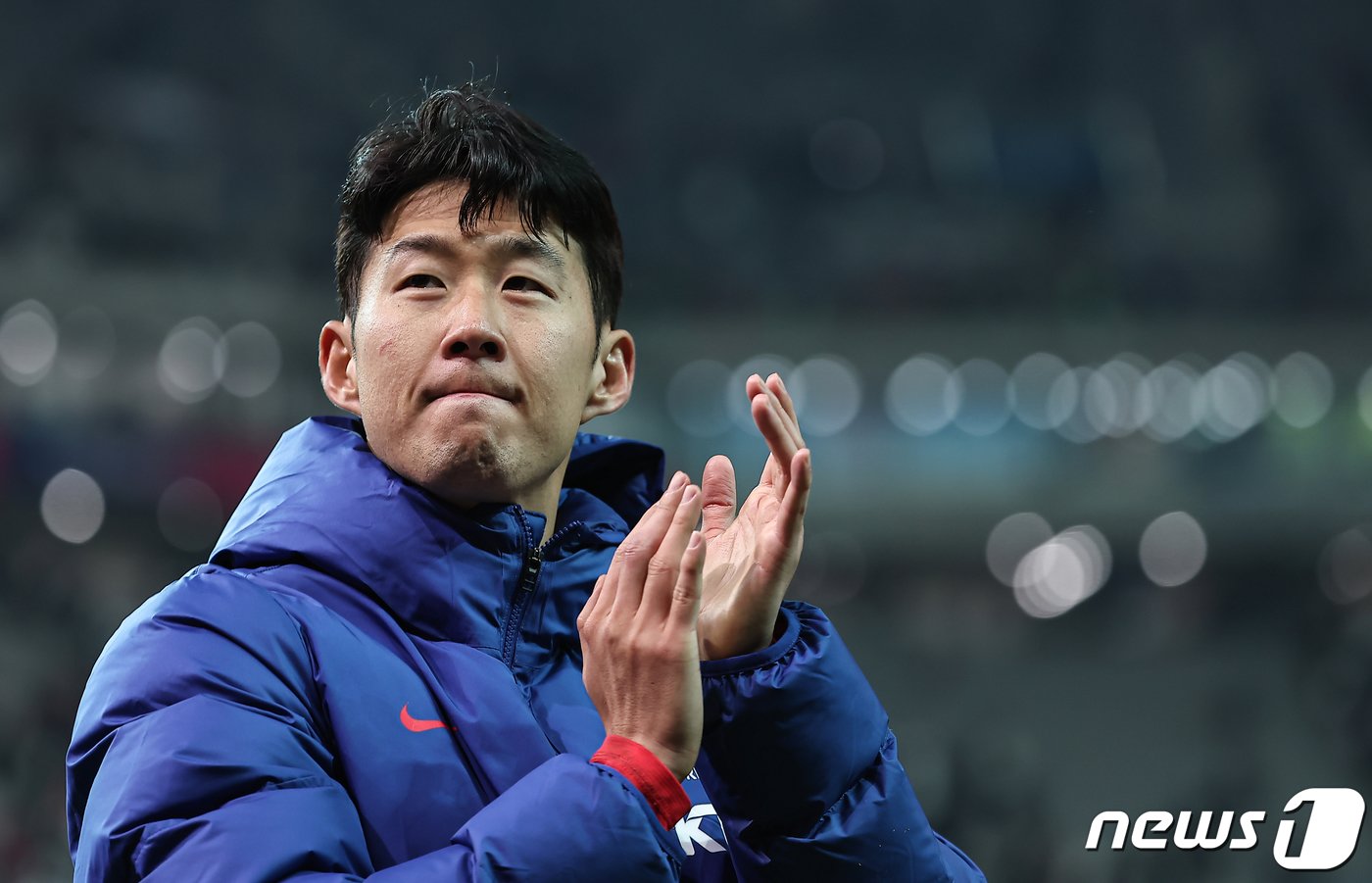 본문 이미지 - 21일 서울 마포구 서울월드컵경기장에서 열린 2026 FIFA 북중미 월드컵 아시아 지역 2차 예선 C조 조별리그 대한민국과 태국의 경기에서 대한민국 손흥민이 1대1 무승부로 경기를 마친뒤 관중들에게 인사하고 있다. 2024.3.21/뉴스1 ⓒ News1 김도우 기자