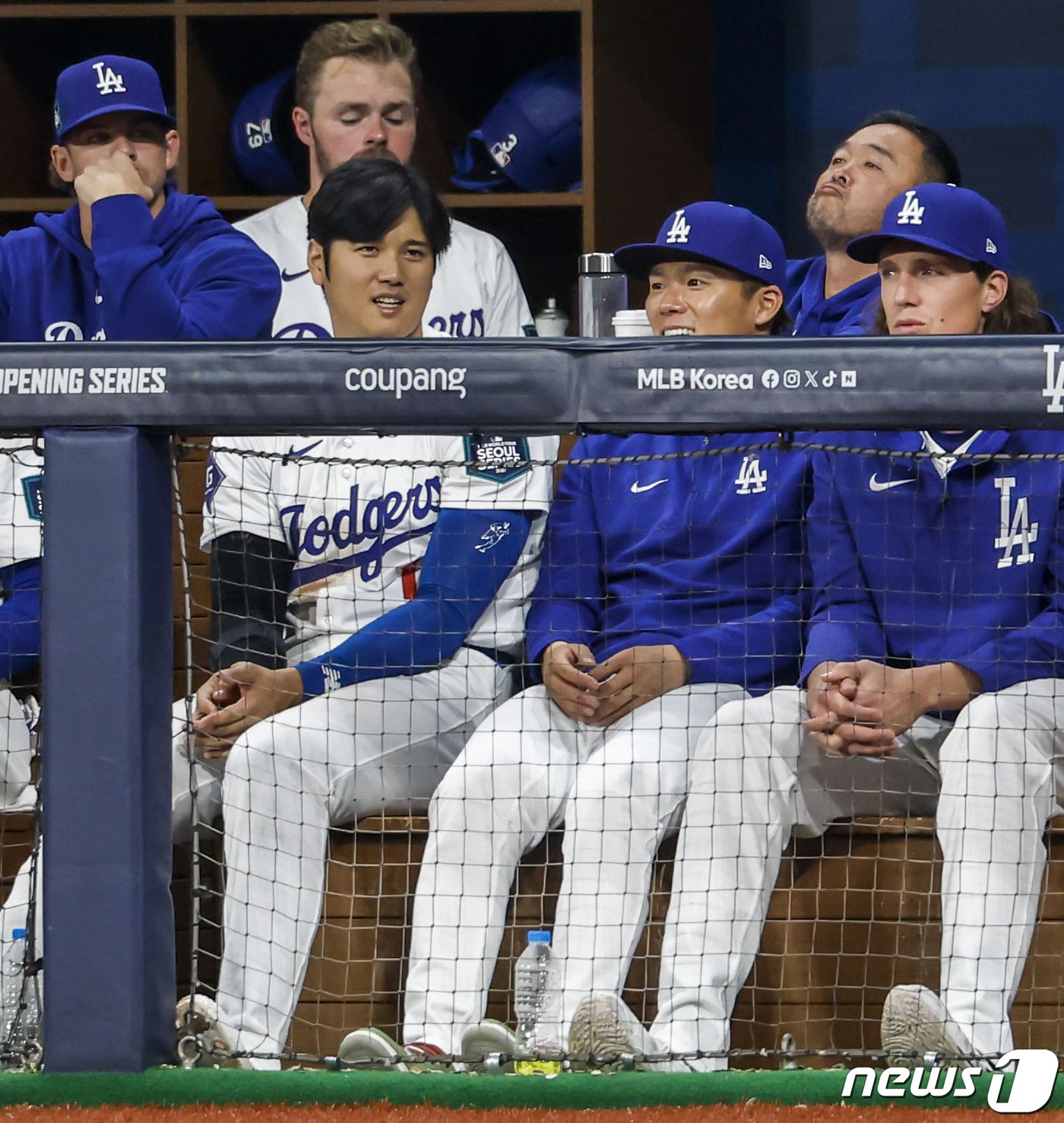 21일 서울 구로구 고척스카이돔에서 열린 2024 미국 메이저리그&#40;MLB&#41; 월드투어 서울시리즈 공식 개막전 샌디에이고 파드리스와 LA 다저스의 2차전 경기, 6회말 LA다저스 덕아웃에서 오타니 쇼헤이와 야마모토 요시노부가 대화를 나누고 있다. &#40;공동취재&#41; 2024.3.21/뉴스1 ⓒ News1 박정호 기자