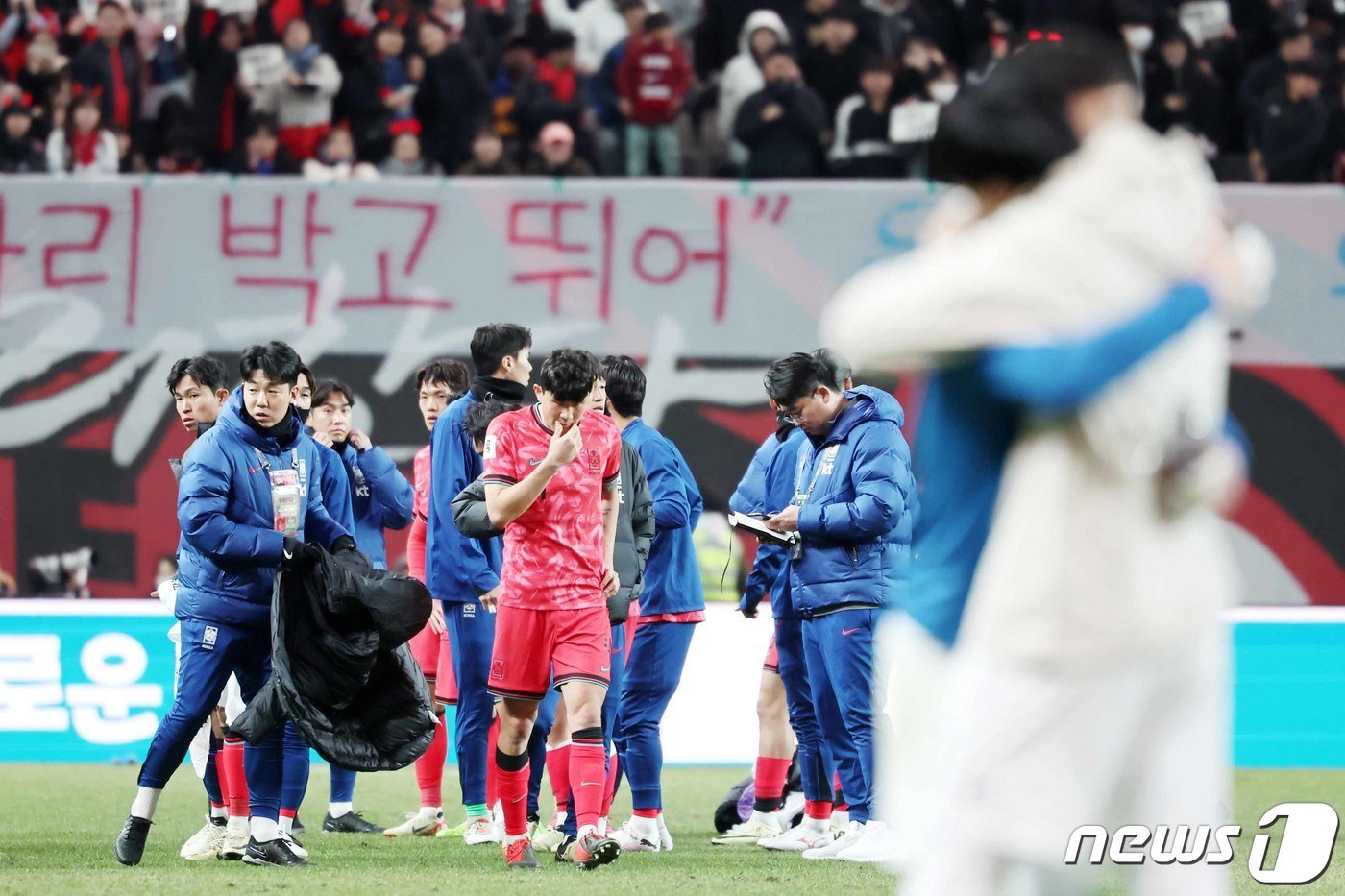 21일 오후 서울 마포구 서울월드컵경기장에서 열린 2026 북중미 월드컵 아시아지역 2차예선 C조 조별리그 3차전 대한민국과 태국과의 경기가 1대1 동점으로 끝난 뒤 대한민국 김민재가 대표팀 관계자가 전달한 점퍼를 사양한 뒤 생각에 잠겨 있다. 2024.3.21/뉴스1 ⓒ News1 민경석 기자