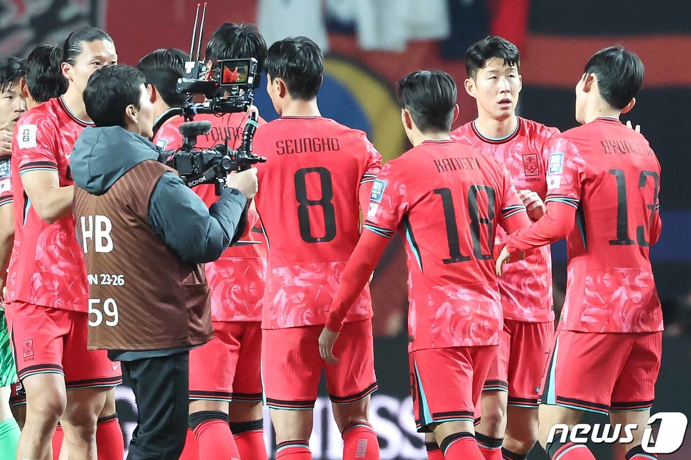 본문 이미지 - 21일 오후 서울 마포구 서울월드컵경기장에서 열린 2026 북중미 월드컵 아시아지역 2차예선 C조 조별리그 3차전 대한민국과 태국과의 경기가 1대1 동점으로 끝난 뒤 대한민국 손흥민이 이강인을 비롯한 선수들과 인사를 나누고 있다. 2024.3.21/뉴스1 ⓒ News1 민경석 기자