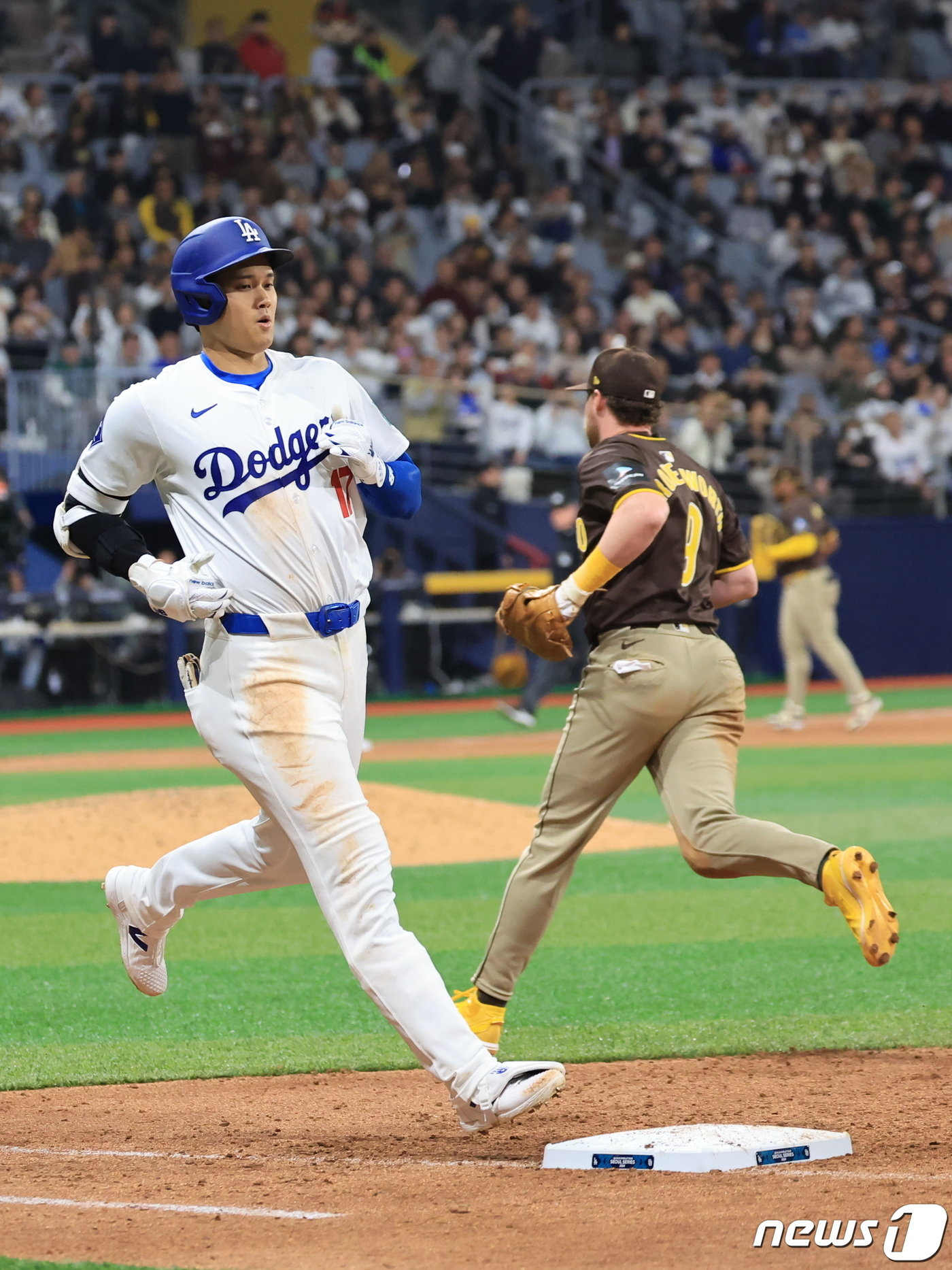 21일 서울 구로구 고척스카이돔에서 열린 2024 미국 메이저리그&#40;MLB&#41; 월드투어 서울시리즈 공식 개막전 샌디에이고 파드리스와 LA 다저스의 2차전 경기, 8회말 2사 2루 상황 다저스 오타니가 내야 땅볼로 아웃되고 있다. 2024.3.21/뉴스1 ⓒ News1 김진환 기자