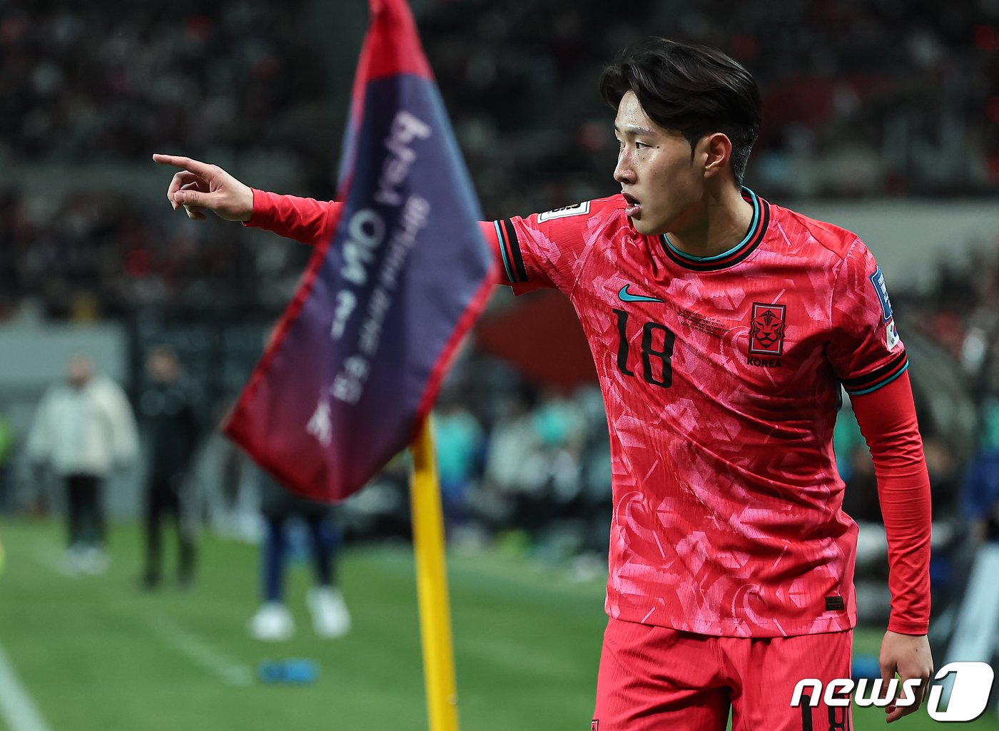 본문 이미지 - 21일 서울 마포구 서울월드컵경기장에서 열린 2026 FIFA 북중미 월드컵 아시아 지역 2차 예선 C조 조별리그 대한민국과 태국의 경기에서 대한민국 이강인이 코너킥을 준비하고 있다. 2024.3.21/뉴스1 ⓒ News1 김도우 기자