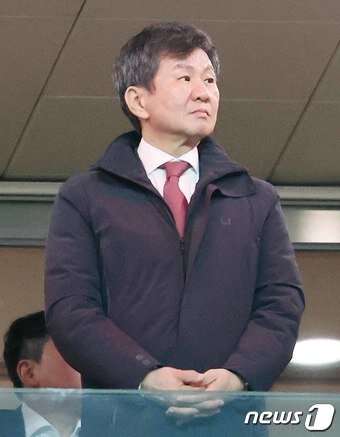 본문 이미지 - 21일 오후 서울 마포구 서울월드컵경기장에서 열린 2026 북중미 월드컵 아시아지역 2차예선 C조 조별리그 3차전 대한민국과 태국과의 경기를 찾은 정몽규 대한축구협회장이 경기장을 바라보고 있다. 2024.3.21/뉴스1 ⓒ News1 민경석 기자