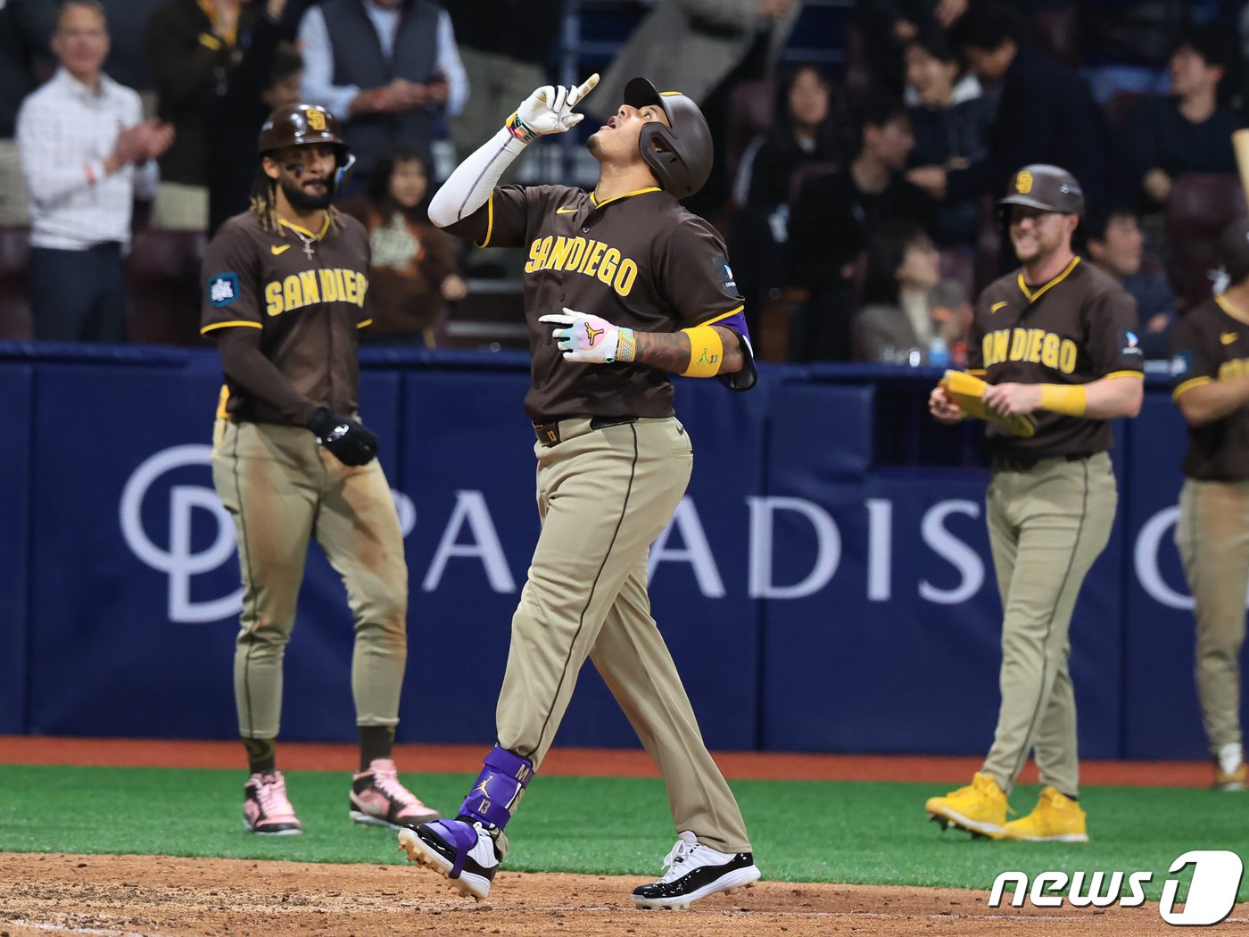 본문 이미지 - 21일 서울 구로구 고척스카이돔에서 열린 2024 미국 메이저리그(MLB) 월드투어 서울시리즈 공식 개막전 샌디에이고 파드리스와 LA 다저스의 2차전 경기, 9회초 무사 1,3루 상황 샌디에이고 매니 마차도가 스리런 홈런을 날린 뒤 홈으로 들어와 세리머니를 하고 있다. 2024.3.21/뉴스1 ⓒ News1 김진환 기자