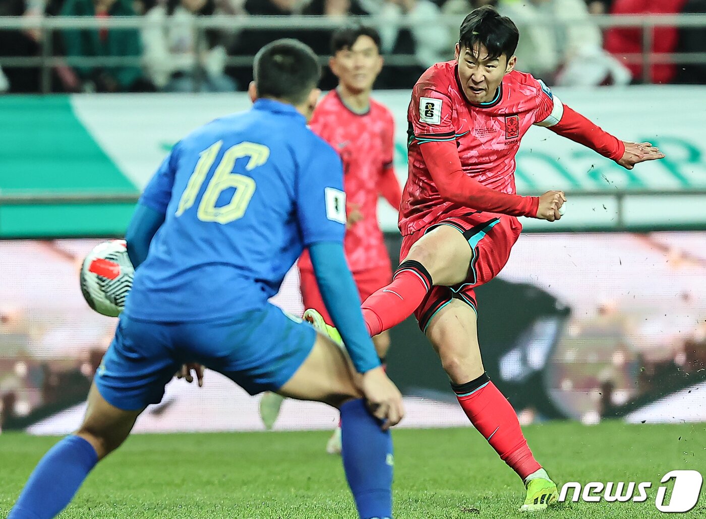 본문 이미지 - 21일 서울 마포구 서울월드컵경기장에서 열린 2026 FIFA 북중미 월드컵 아시아 지역 2차 예선 C조 조별리그 대한민국과 태국의 경기에서 대한민국 손흥민이 슛을 시도하고 있다. 2024.3.21/뉴스1 ⓒ News1 김도우 기자