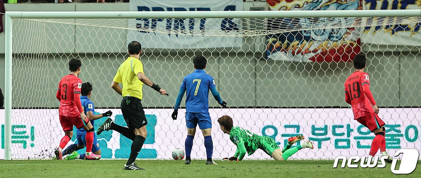 21일 서울 마포구 서울월드컵경기장에서 열린 2026 FIFA 북중미 월드컵 아시아 지역 2차 예선 C조 조별리그 대한민국과 태국의 경기에서 태국 무엔안타가 동점골 넣고 있다. 2024.3.21/뉴스1 ⓒ News1 김도우 기자