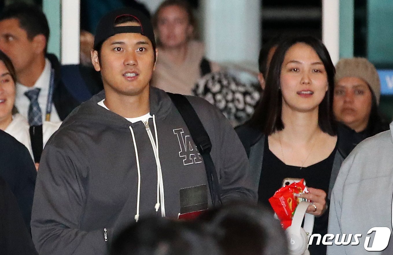 본문 이미지 - LA 다저스 오타니 쇼헤이가 22일 새벽 서울 구로구 고척스카이돔에서 열린 미국프로야구(MLB) 서울시리즈 개막 2연전을 마치고 부인 다나카 마미코와 함께 인천국제공항을 통해 출국하고 있다. 2024.3.22/뉴스1 ⓒ News1 이승배 기자