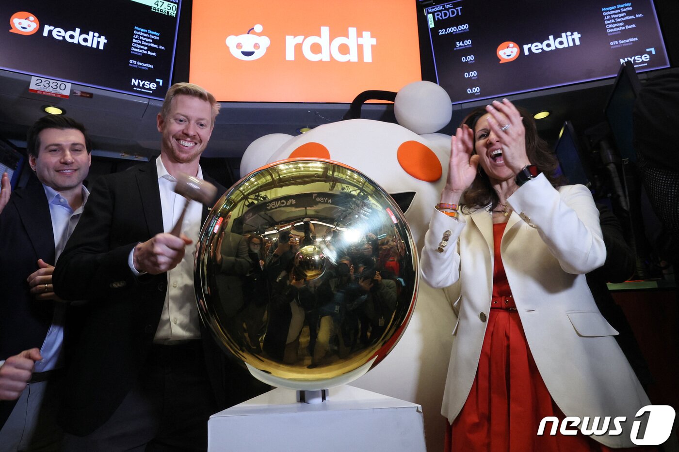 본문 이미지 - 미국의 유명 증권방인 레딧이 미증시 상장에 성공했다. 스티브 호프먼 CEO가 21일(현지시간) 개장벨을 치고 있다. ⓒ 로이터=뉴스1 ⓒ News1 박형기 기자