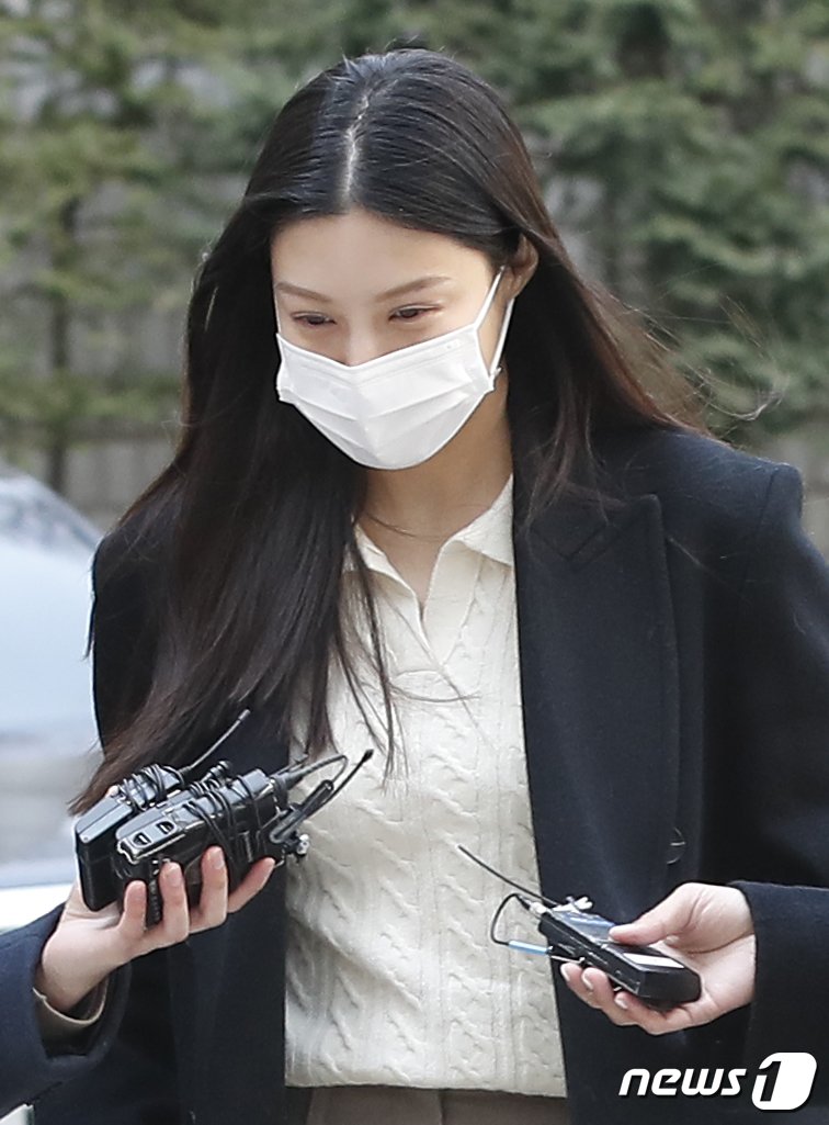 본문 이미지 - 입시 비리 혐의로 기소된 조국 전 법무부 장관 딸 조민 씨가 22일 오전 서초구 서울중앙지방법원에서 열린 선고 공판에 출석하고 있다. 2024.3.22/뉴스1 ⓒ News1 권현진 기자