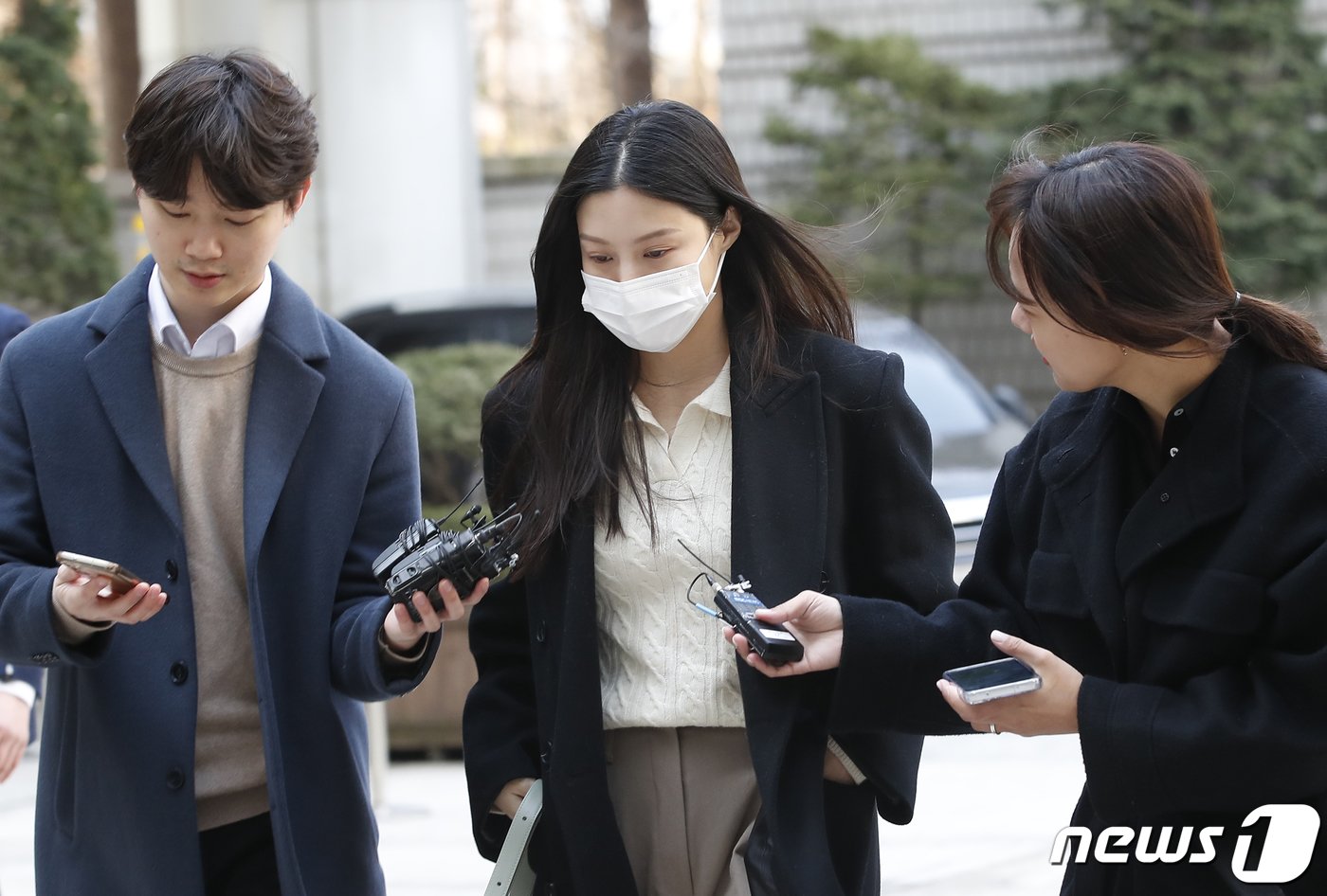 본문 이미지 - 입시 비리 혐의로 기소된 조국 전 법무부 장관 딸 조민 씨가 22일 오전 서초구 서울중앙지방법원에서 열린 선고 공판에 출석하고 있다. 2024.3.22/뉴스1 ⓒ News1 권현진 기자